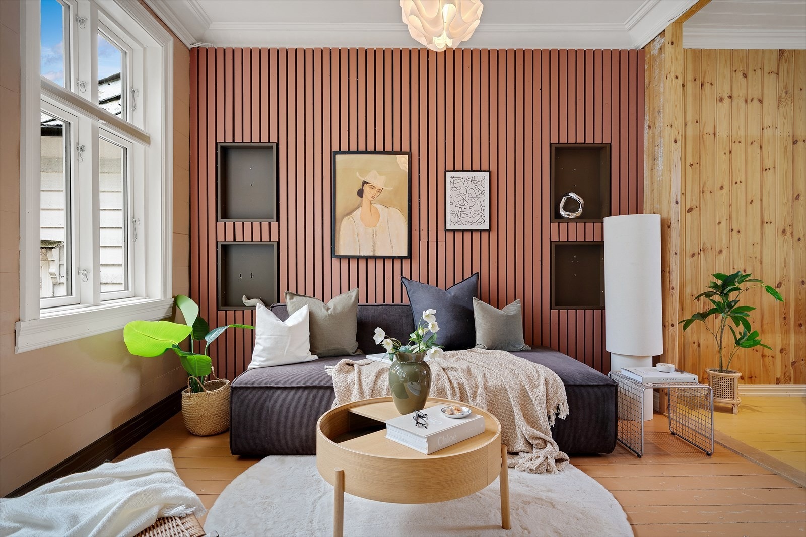 Stuen er lys og luftig med flere møbleringsmuligheter. Galleribilde