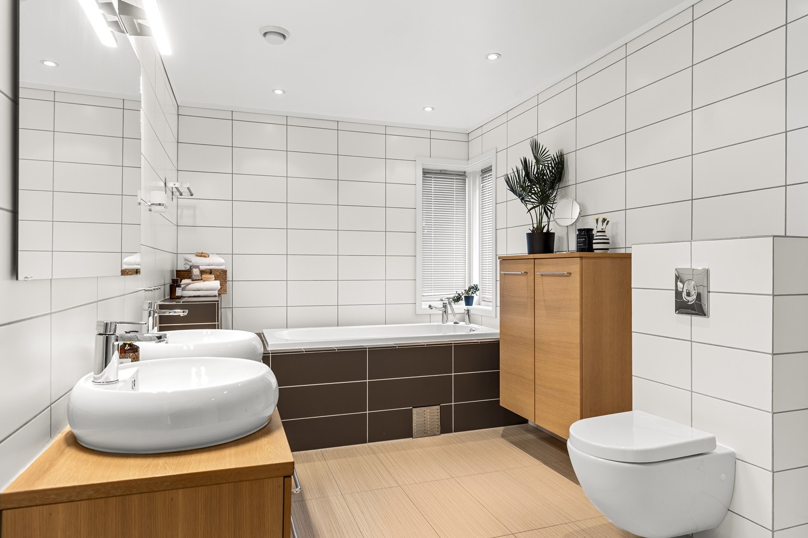 Hovedbadet i andre etasje er delikat og romslig, med både badekar og dusjnisje. Galleribilde