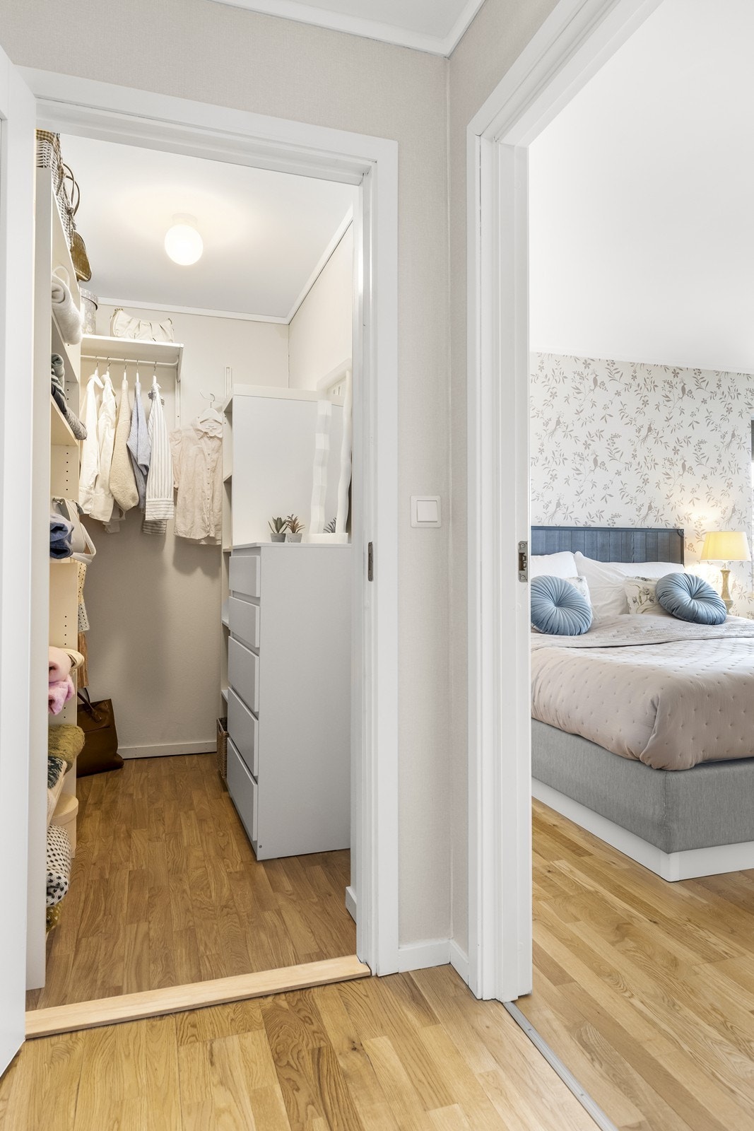 I tilknytning til hovedsoverommet ligger en praktisk walk-in garderobe. Galleribilde