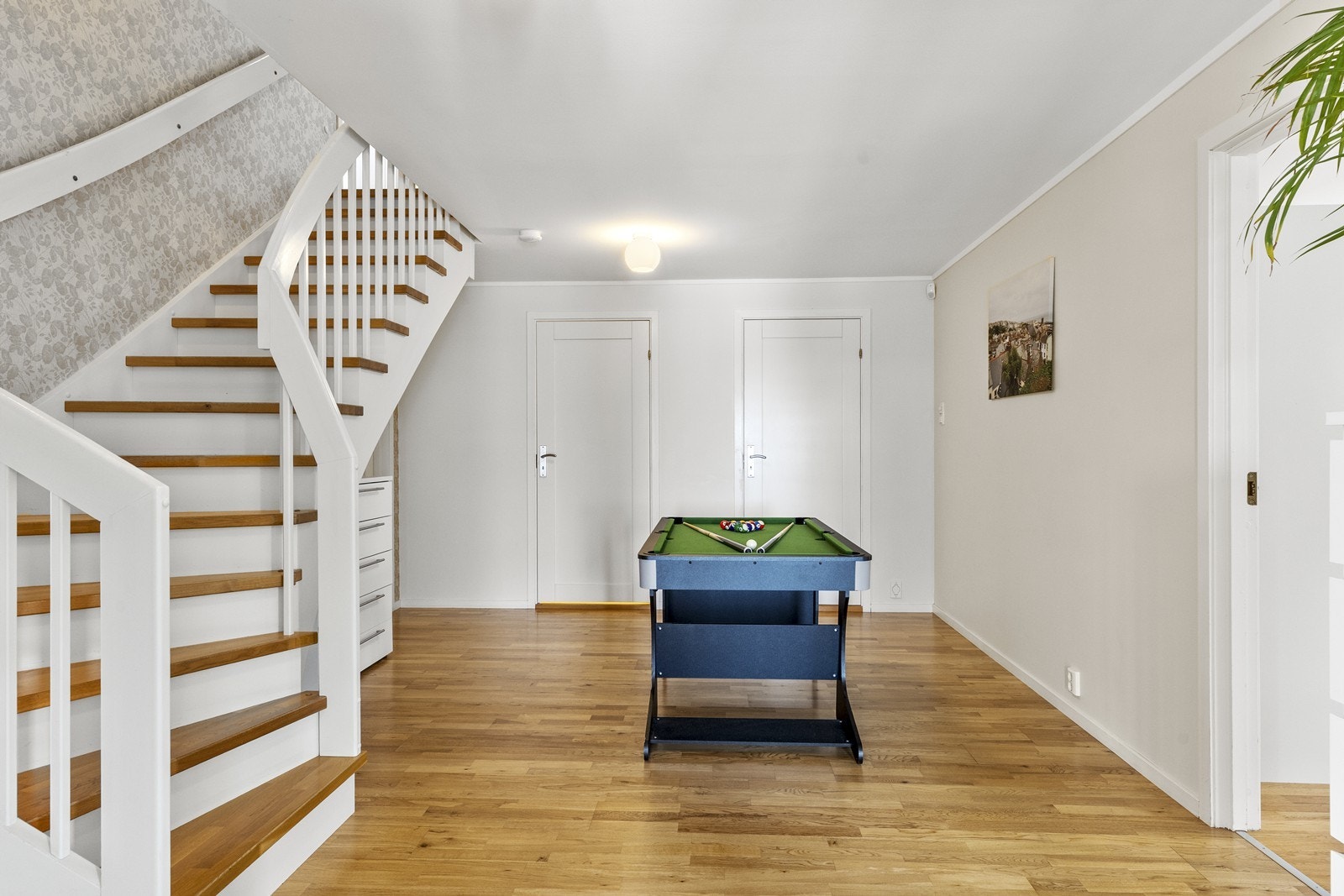 I tilknytning til trappen er det god plass for oppbevaring og tilgang til etasjens boder og teknisk rom. Galleribilde