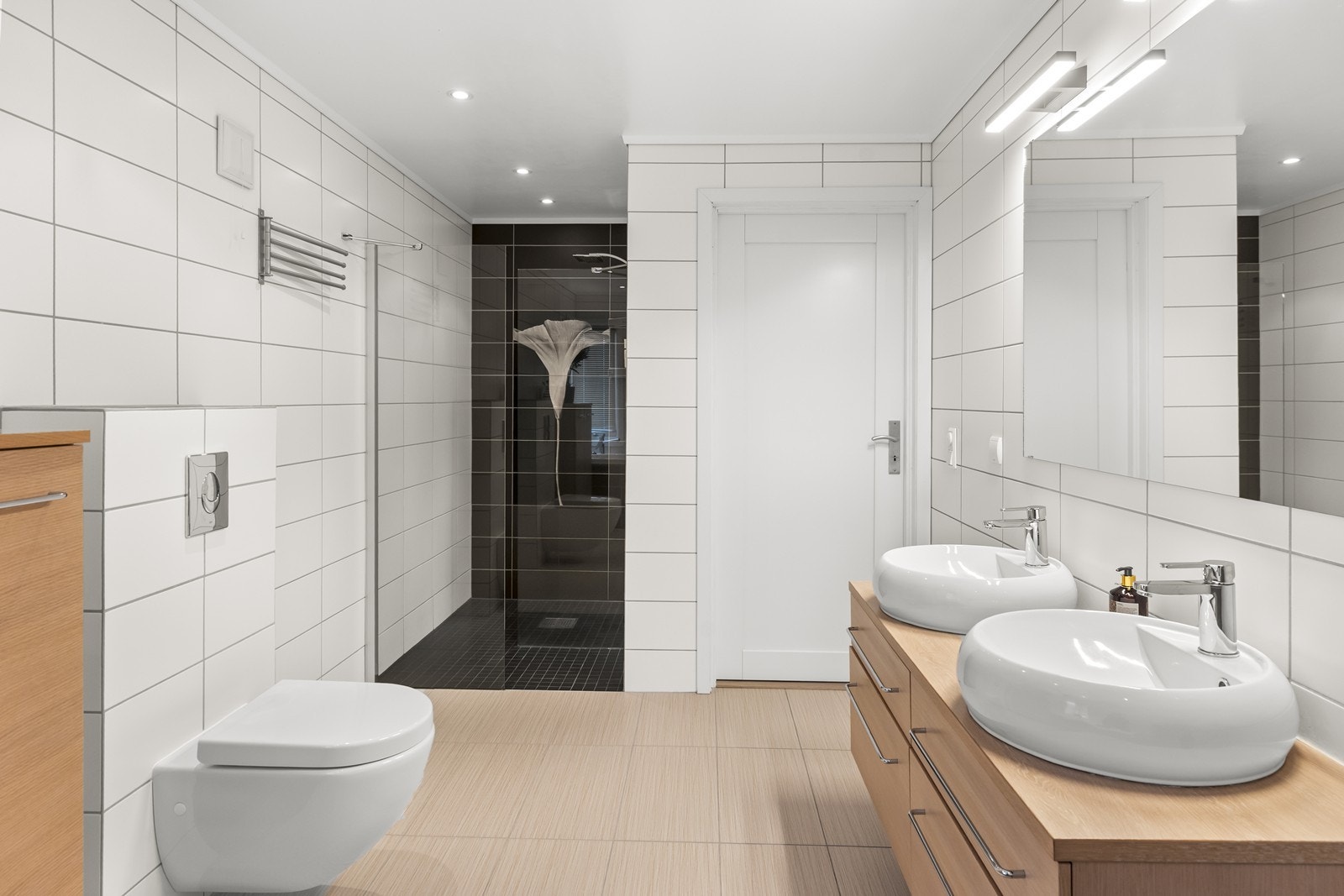 Badet er helfliset med vannbåren gulvvarme og downlights i taket. Galleribilde