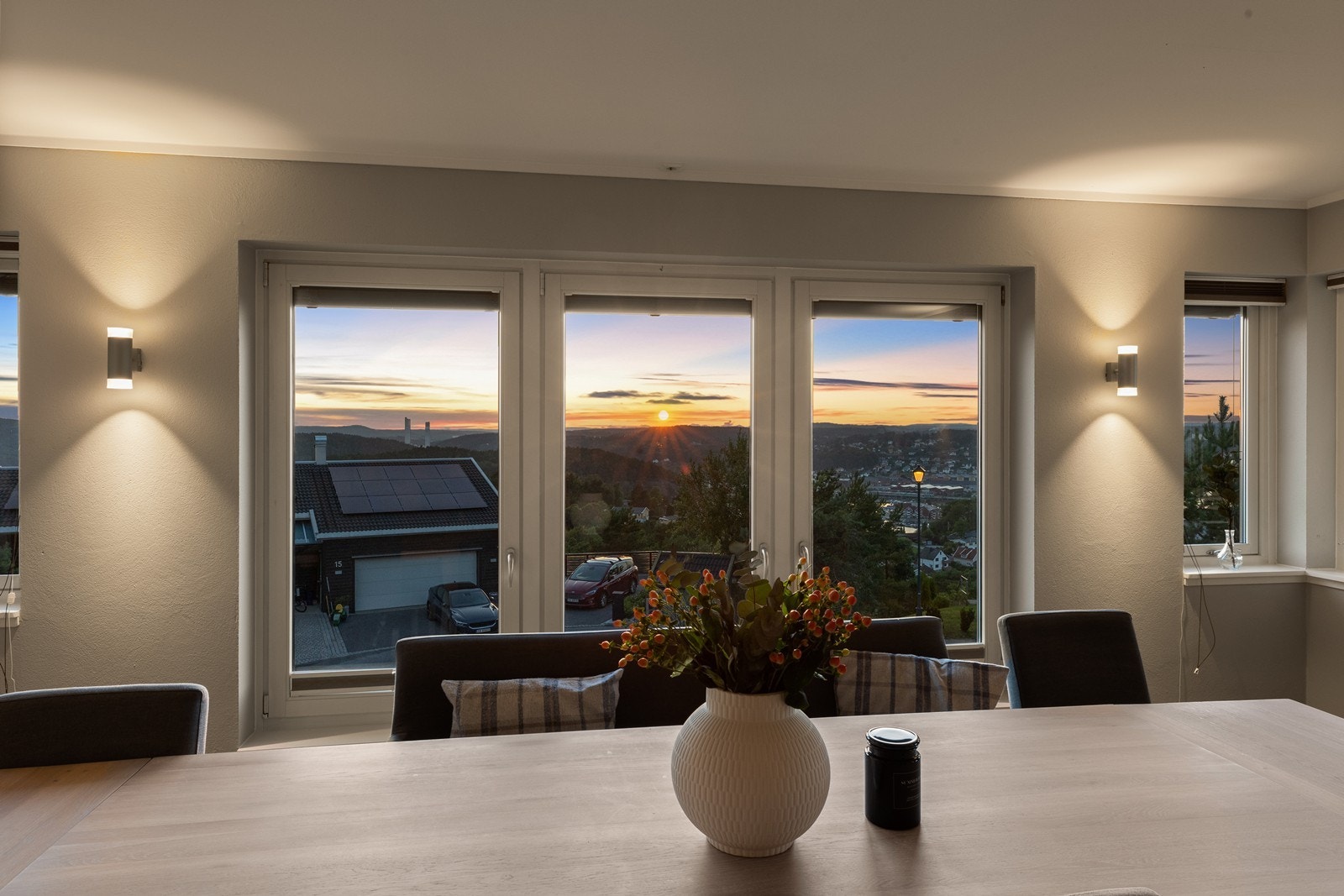 Spisestuen er plassert for å dra full nytte av utsikten, perfekt for lange middager. Galleribilde