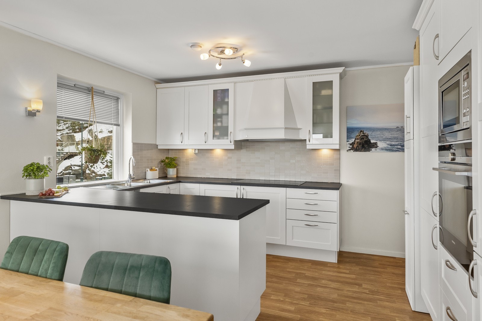 Kjøkkenet fra Norema har rikelig med skap- og benkeplass, og en praktisk halvøy. Galleribilde