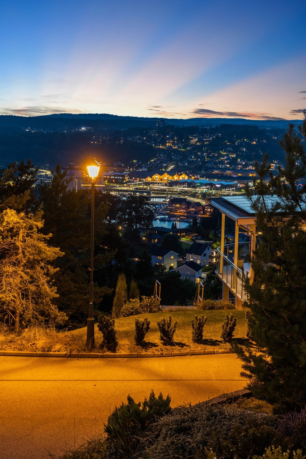 Om kvelden lyser byen opp og skaper en stemningsfull kulisse. Galleribilde
