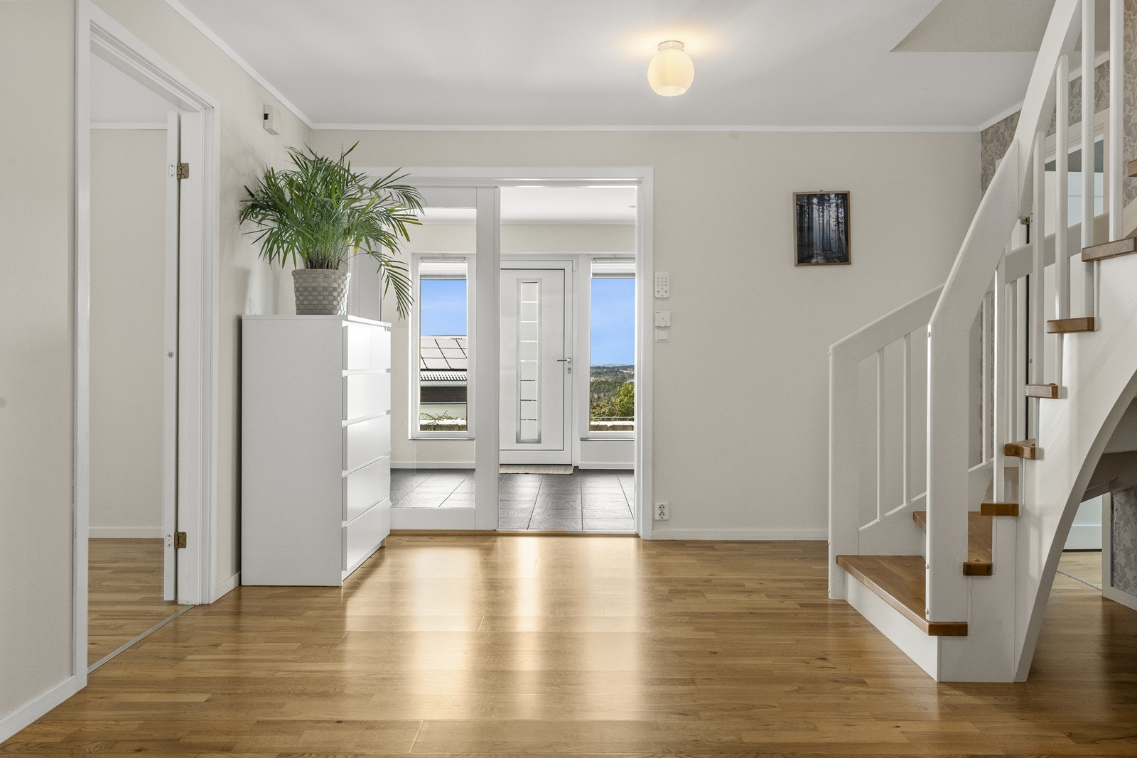 Hallen i første etasje har parkettgulv og, som resten av boligen, komfortabel vannbåren gulvvarme fra bergvarme. Galleribilde