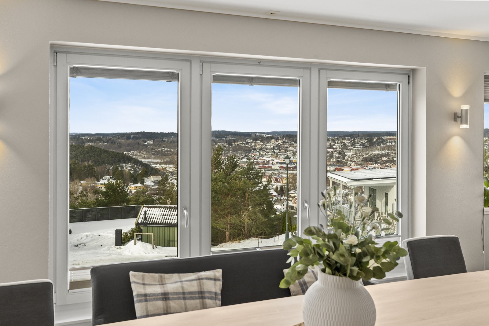 De store vindusflatene slipper inn rikelig med dagslys og rammer inn den flotte utsikten. Galleribilde