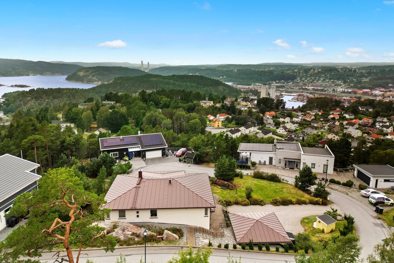 Fra eiendommen er det nærhet til flotte turstier og utsiktspunkter langs Hovsfjellet. Galleribilde