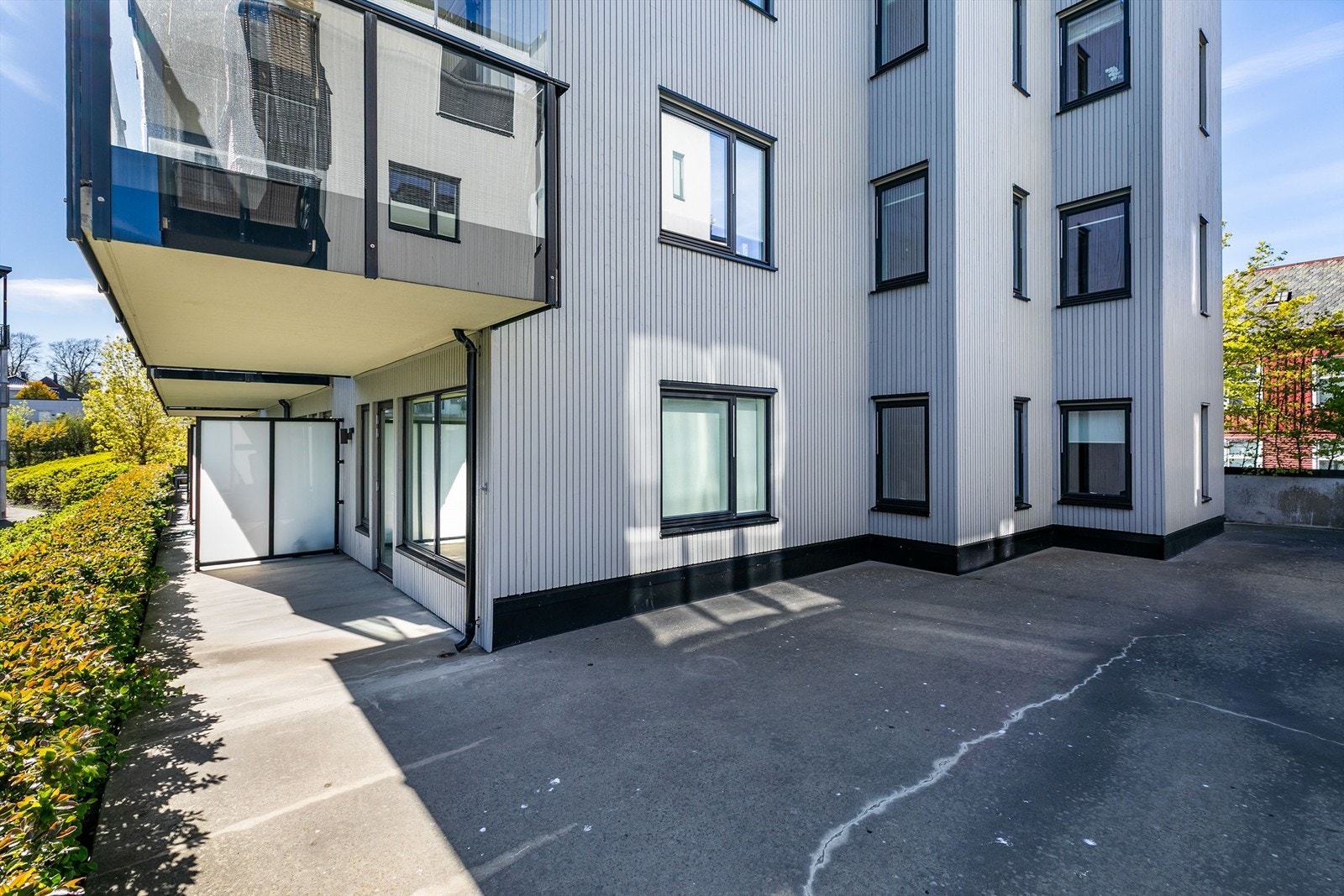 Terrassens overbyggede del er lun og et fint sted å sitte ute på lyse sommerkvelder. Galleribilde