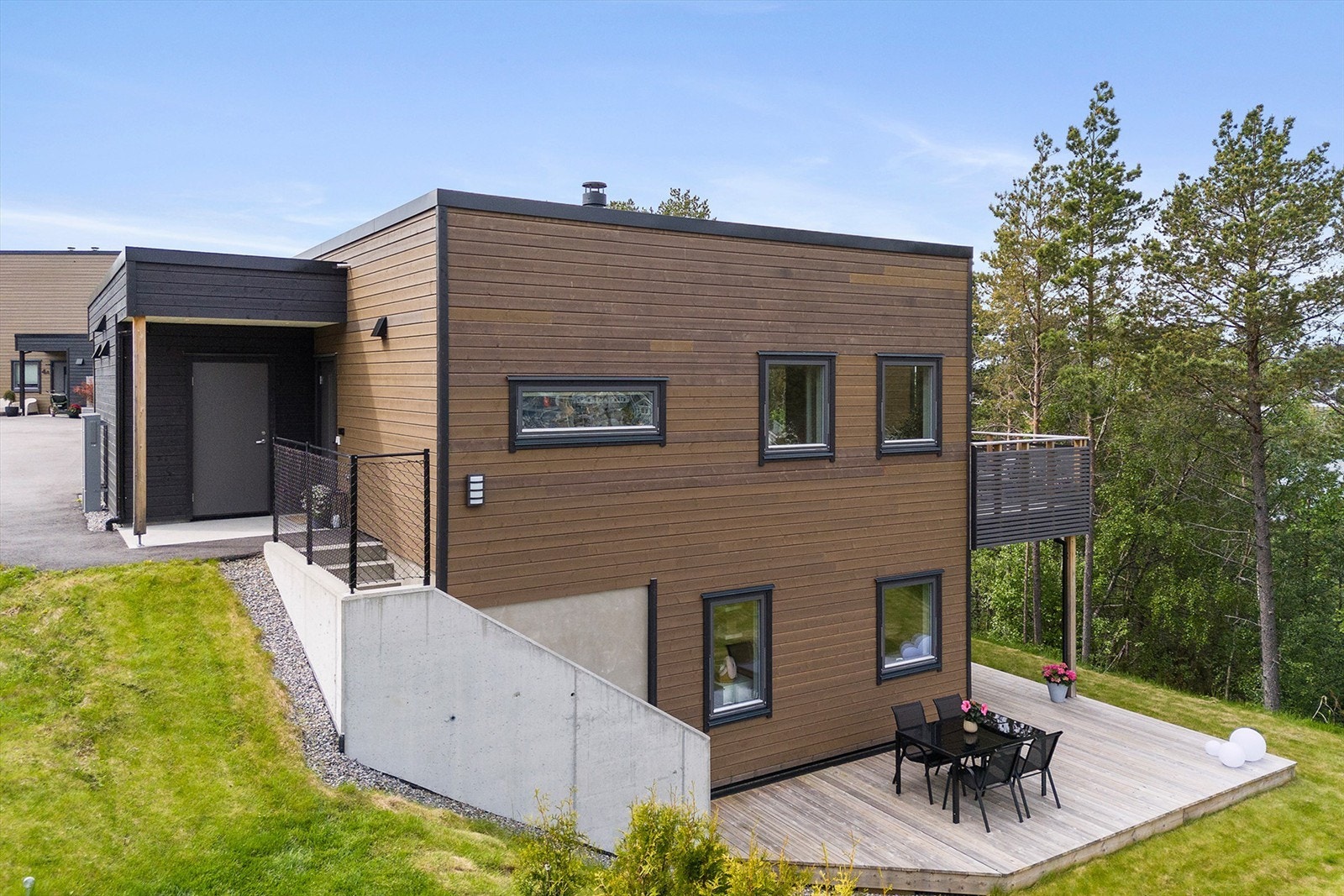 En moderne og lekker halvpart i vertikaldelt tomannsbolig med gode solforhold, god intern- og barnevennlig beliggenhet på Flisnes Galleribilde