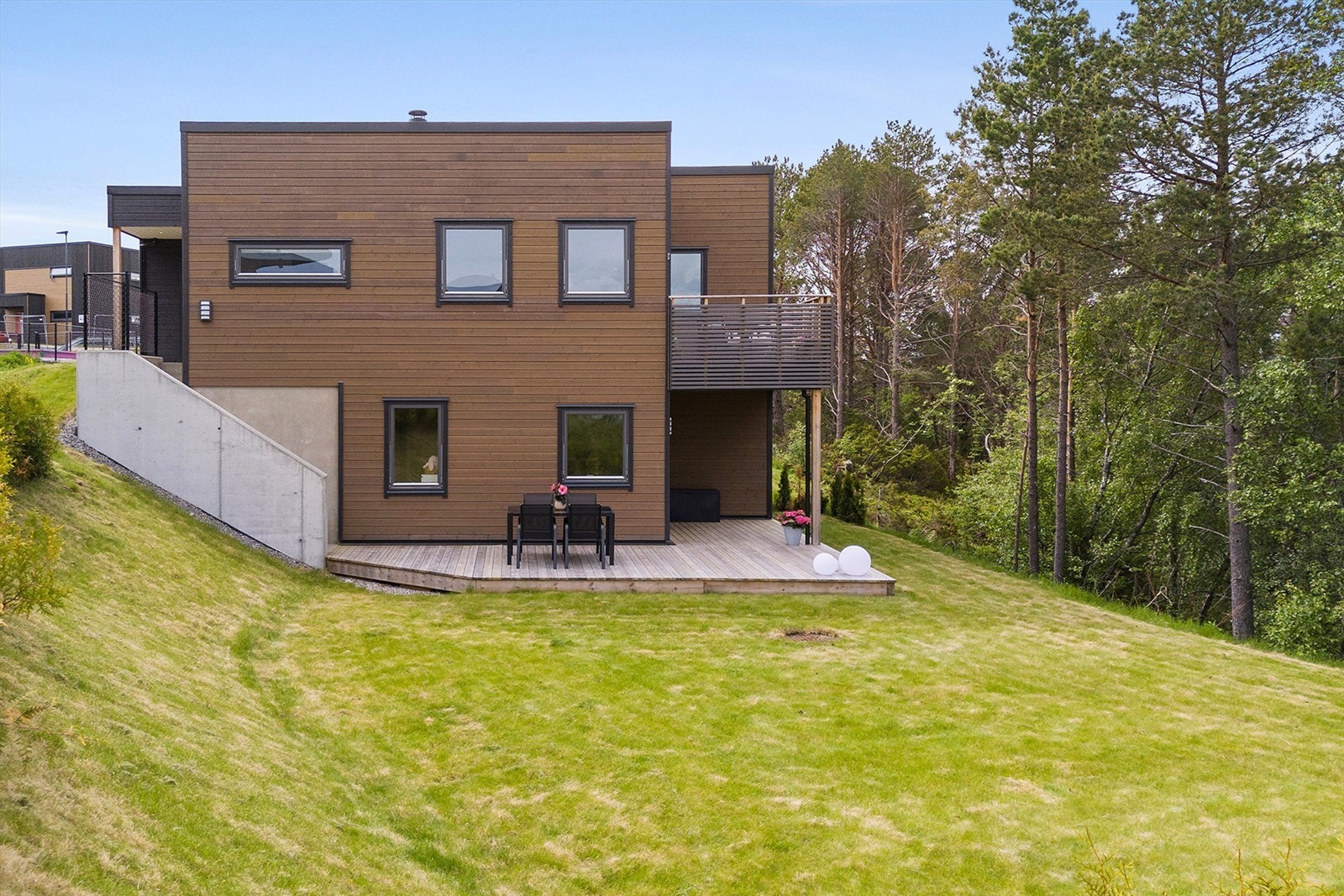 Det er enkel tilkomst fra inngangspartiet, via støpt trapp ned til terrassen på ca 29m². Hageområdet tilhører boligen og gir god boltreplass til lek og moro for hele familien Galleribilde