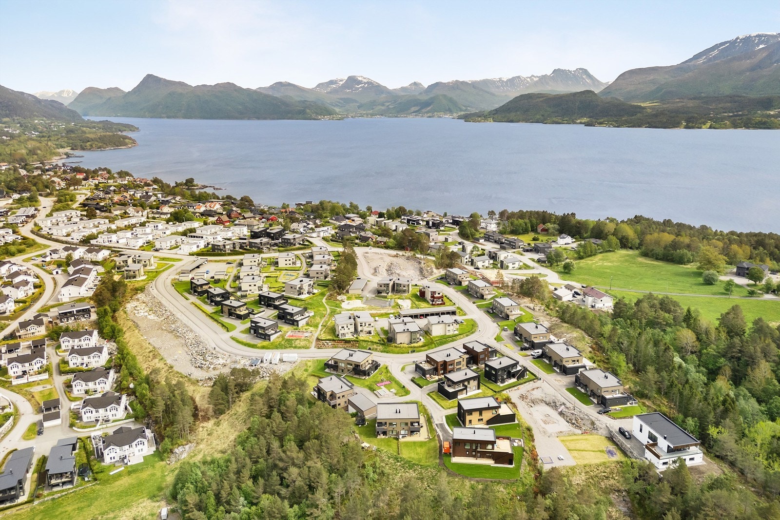 Norlandia barnehage ligger kun 650 meter fra eiendommen og Flisnes skole med 1-7 trinn, ligger ca 1 km unna. Kiwi og Rema 1000 ligger knappe kilometeren fra eiendommen Galleribilde