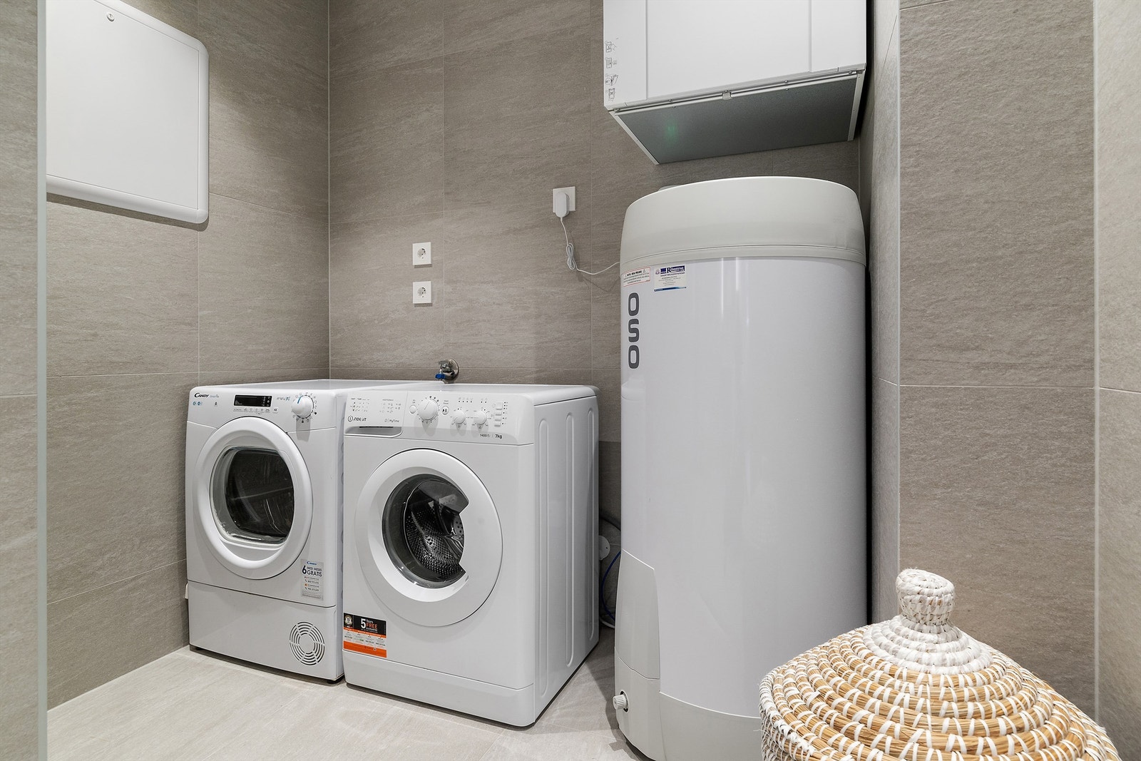 Vaskeromsdelen av badet har opplegg for både vaskemaskin og tørketrommel, samt at tekniske installasjoner er montert her. Rommet er på totalt ca 9m² Galleribilde