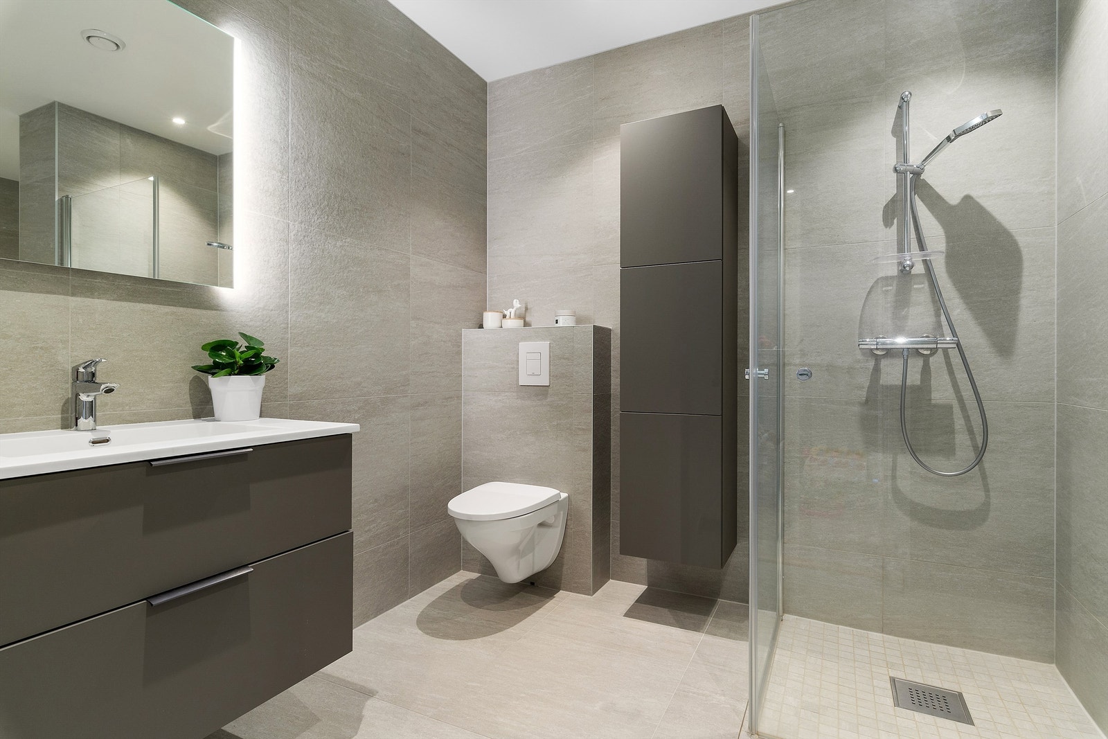Badet har integrert belysning i speilet, i tillegg til spotter i tak Galleribilde