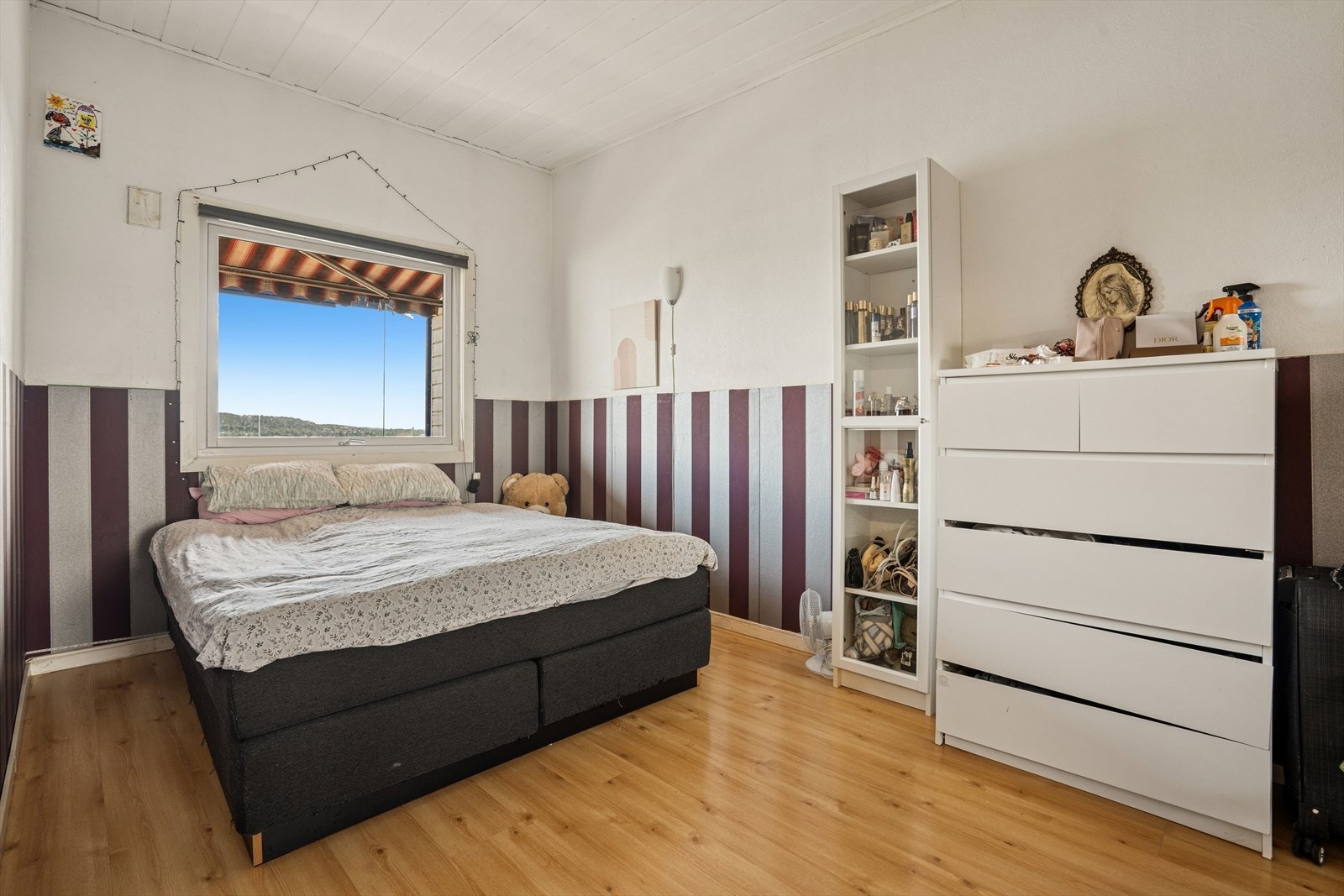 Leilighetens hovedsoverom har god plass til dobbeltseng og oppbevaringsmøbler. Galleribilde