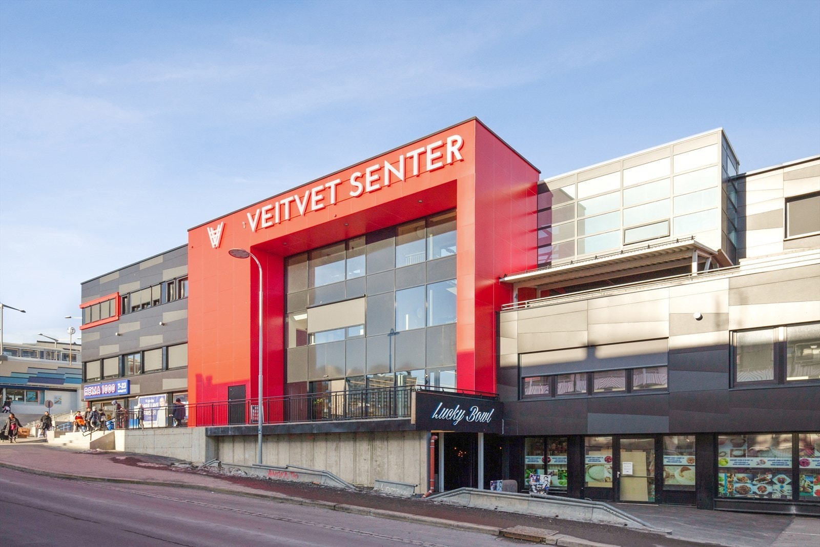Veitvet Senter ligger kun tre minutters gange unna med et variert utvalg butikker og tjenester. Galleribilde