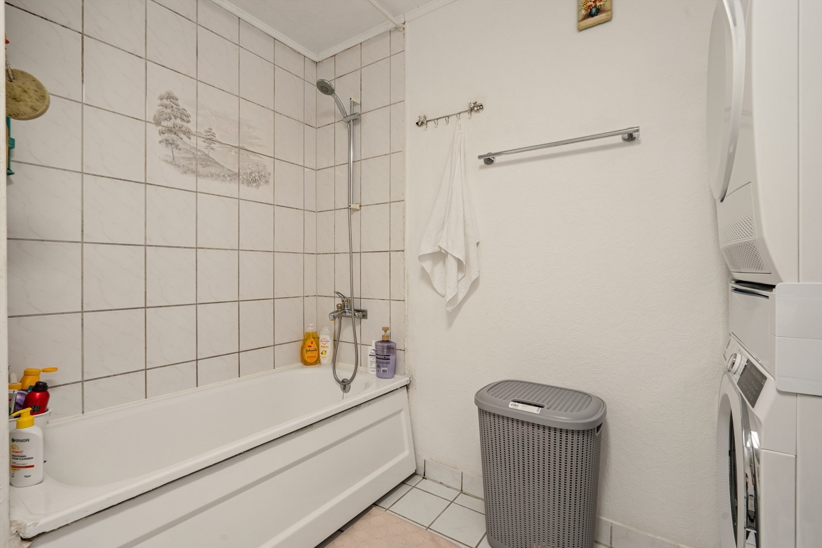 Badekar med dusjløsning og flislagte vegger i dusjsonen. Det gjøres oppmerksom på at badet er utvidet inn i rom godkjent som bod (tilleggsdel). Se pkt. "ferdigattest" for ytterligere informasjon. Galleribilde