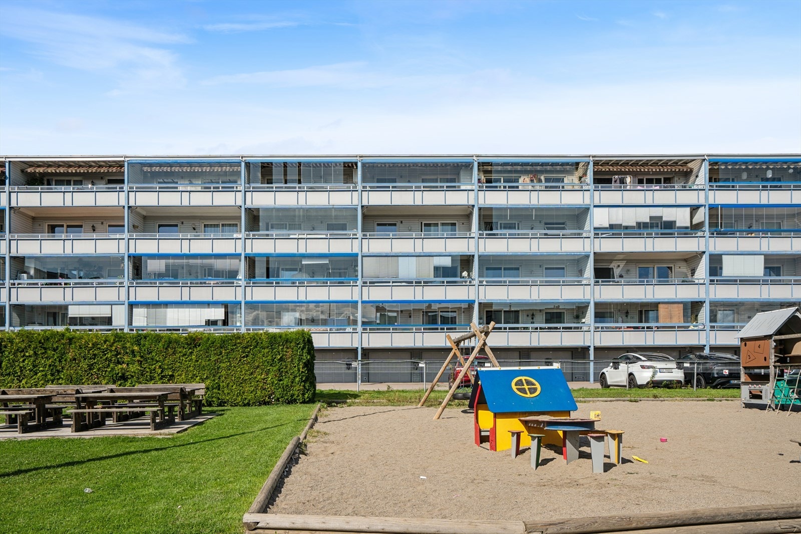 Et meget barnevennlig område med trygge lekeområder rett utenfor døren. Borettslaget har fellesvaskeri, kjellerboder, samt rom for barnevogner og sykler. Vaktmestertjeneste er tilknyttet borettslaget. Galleribilde