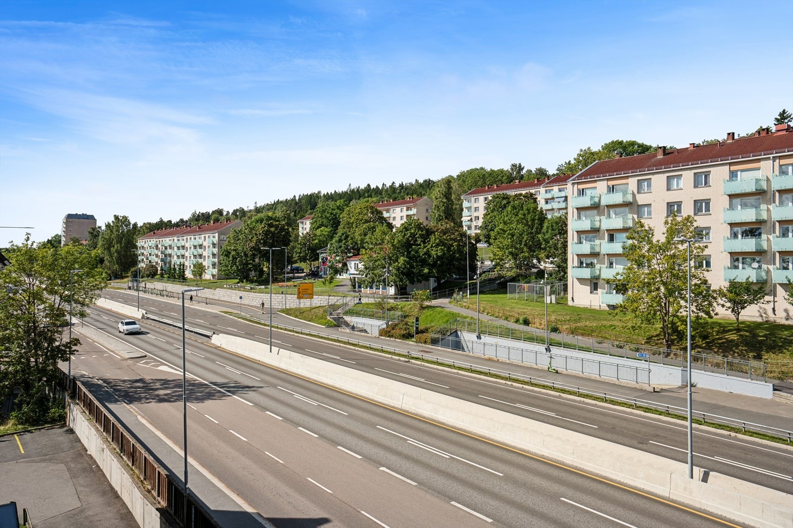 Kun to minutters gange til bussholdeplass med blant annet linje 31 som går hele døgnet. Galleribilde