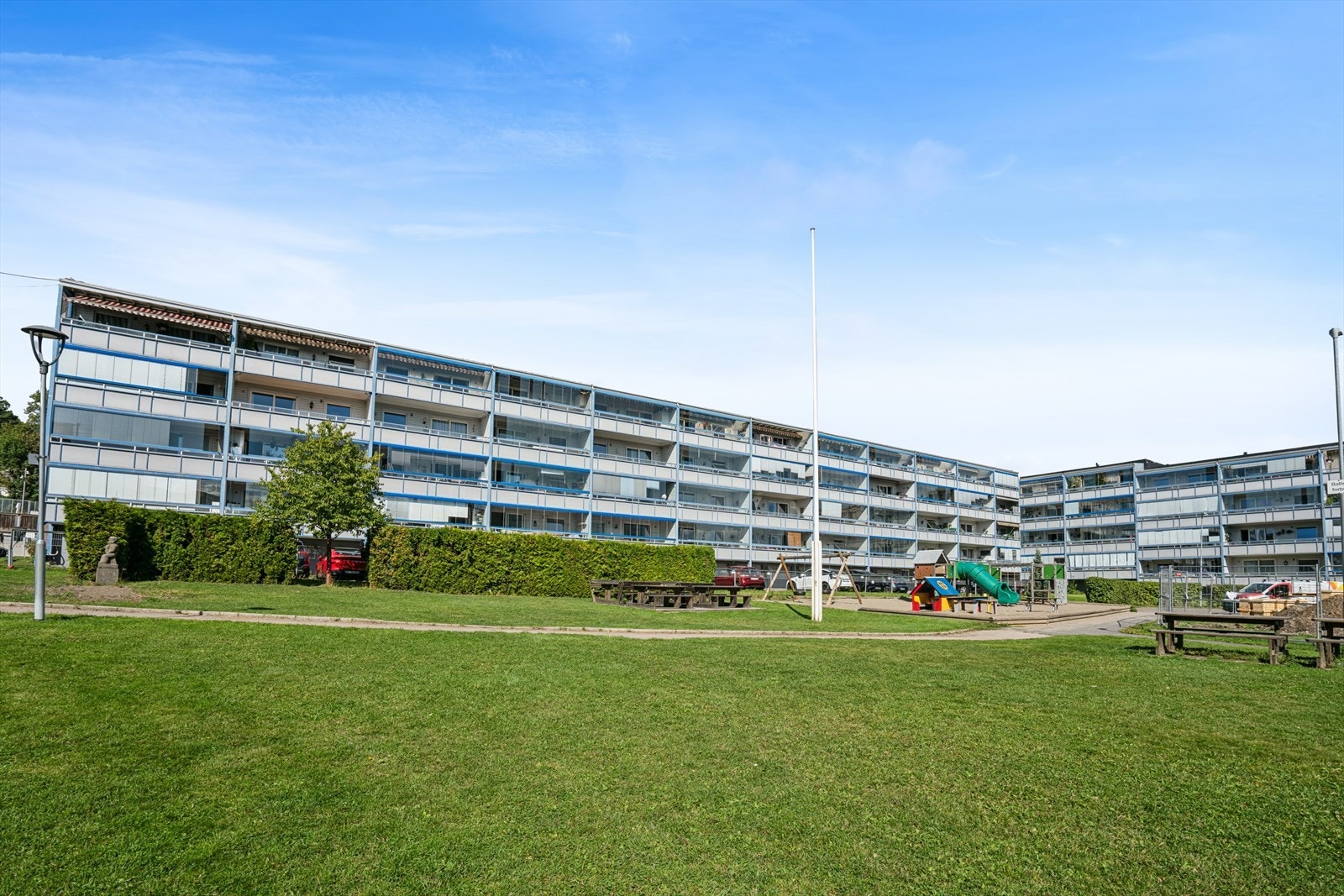 Borettslaget har velholdte fellesarealer med lekeplasser og sittegrupper. Galleribilde