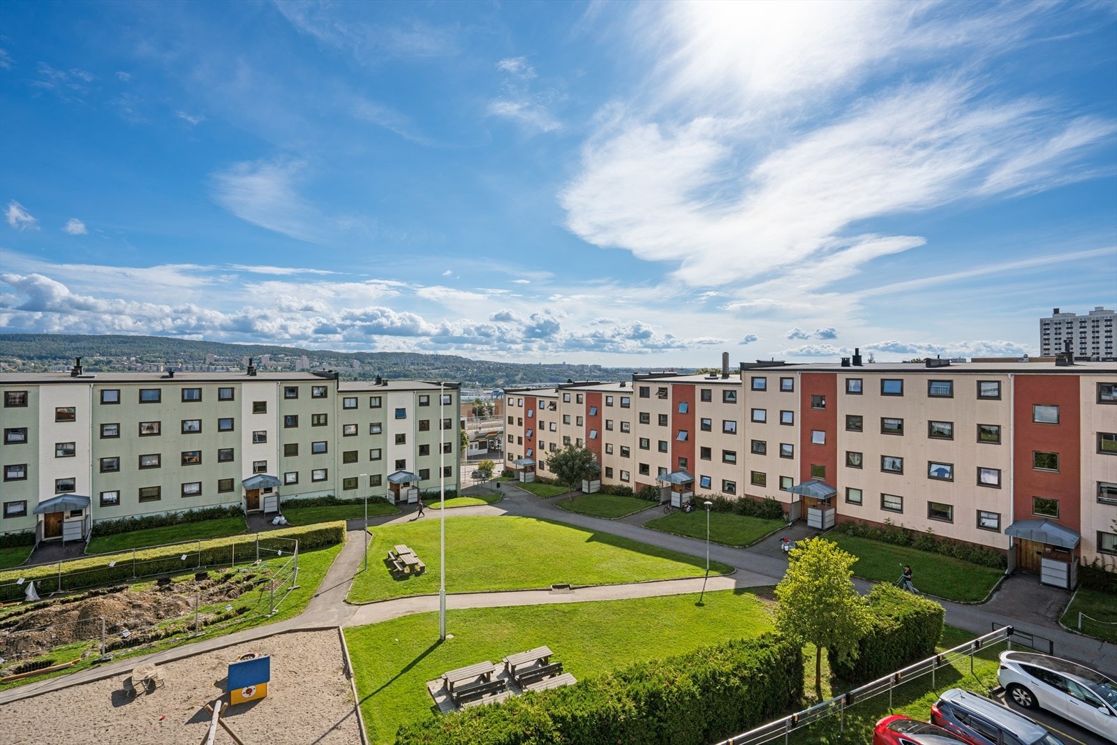 Utsikt over borettslagets grønne og barnevennlige fellesområder med lekeplass. Galleribilde