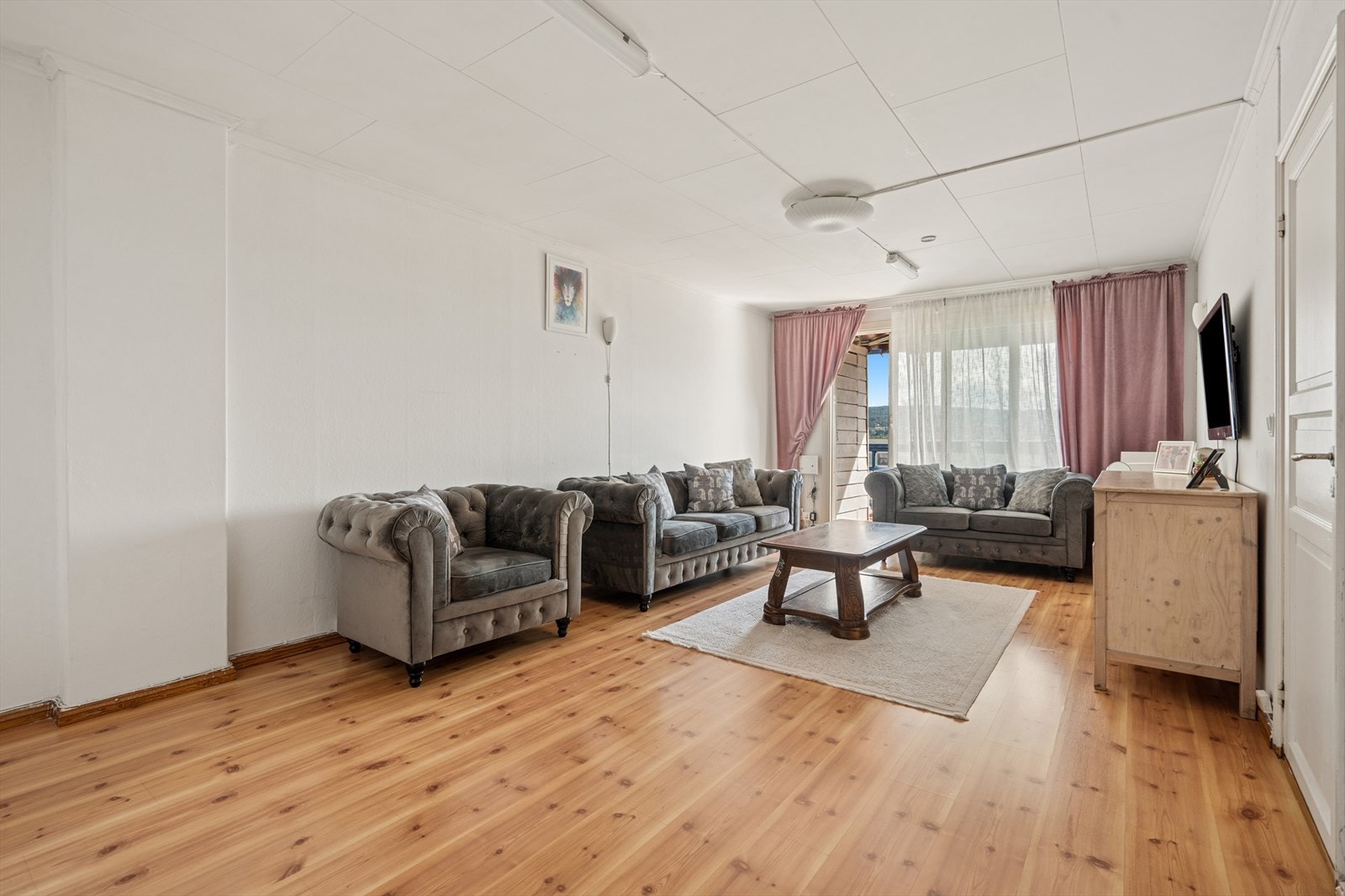 Din lokalmegler Zarine Lopez M. v/DNB Eiendom har gleden av å presentere en lys og gjennomgående 3-roms toppleilighet i Veitvetveien 2C! Galleribilde