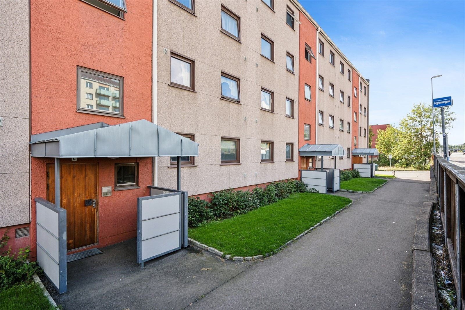 Leiligheten ligger i øverste etasje i en boligblokk fra 1958 i Hubroveiens Borettslag. Galleribilde