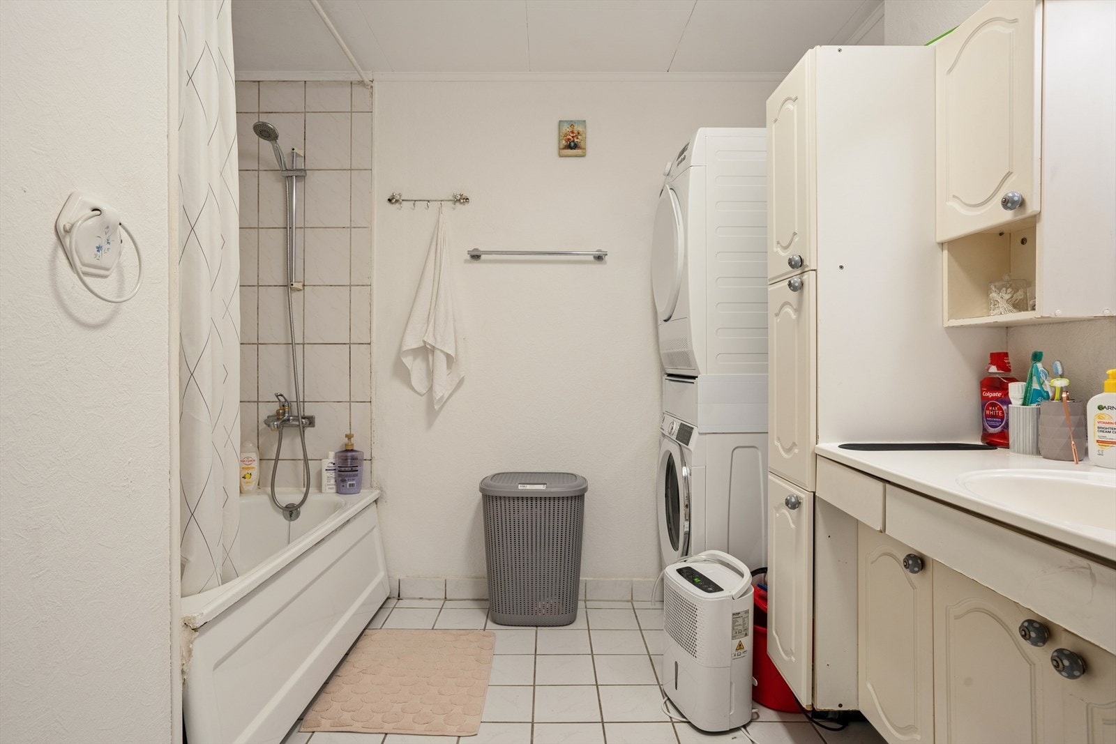 Badet er innredet med badekar, servantinnredning og toalett. Galleribilde