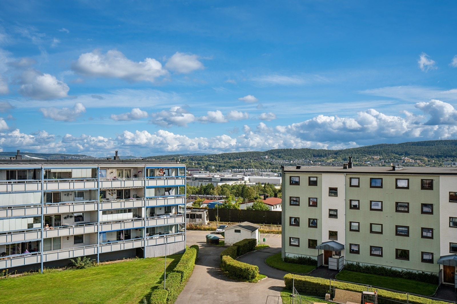 Ca. 2-3 minutters spasertur unna finner du både T-bane, busstopp og Veitvet senter. Galleribilde