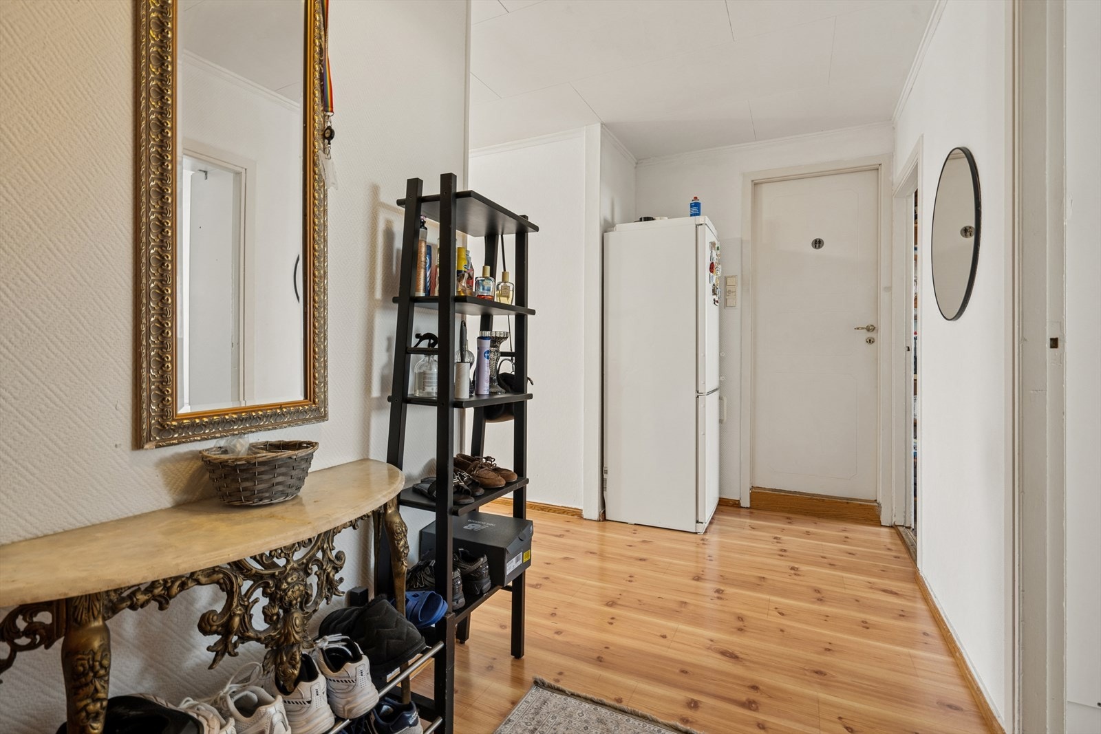 Entré med plass til oppbevaring av yttertøy og sko. Galleribilde