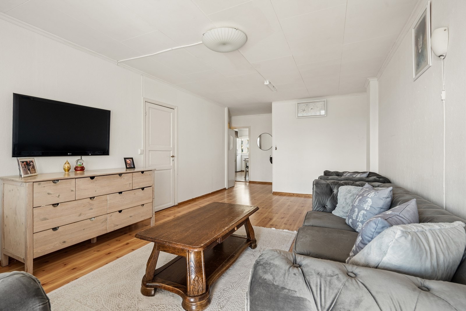 Stuen har god plass til både sofa- og spisegruppe. Galleribilde