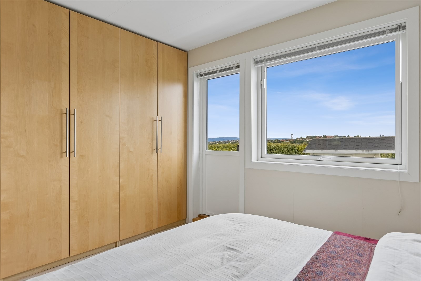 Fra soverommet er det direkte utgang til balkongen. Galleribilde