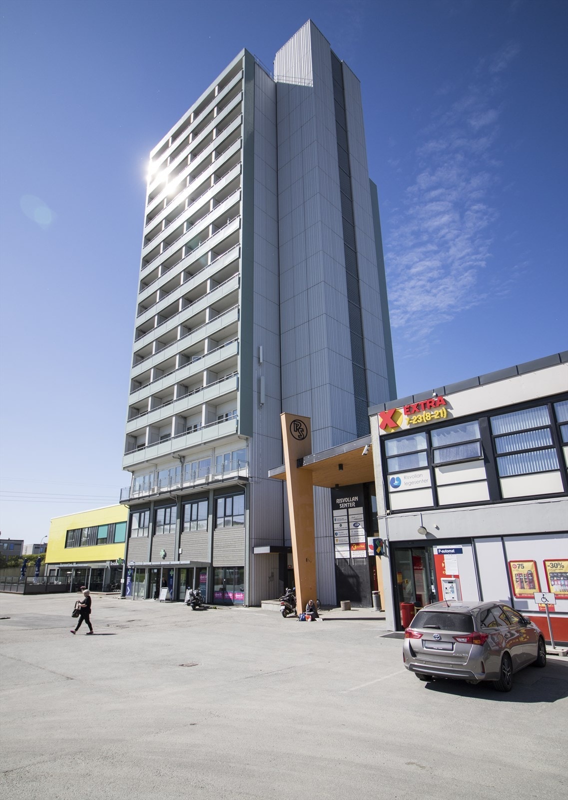 Boligen har en praktisk beliggenhet med Risvollan Senter innen kort avstand. Senteret nås på ca. 15 minutters gange eller rundt 5 minutter med bil, og tilbyr et godt utvalg av butikker, servicetilbud og andre hverdagsfasiliteter. Galleribilde