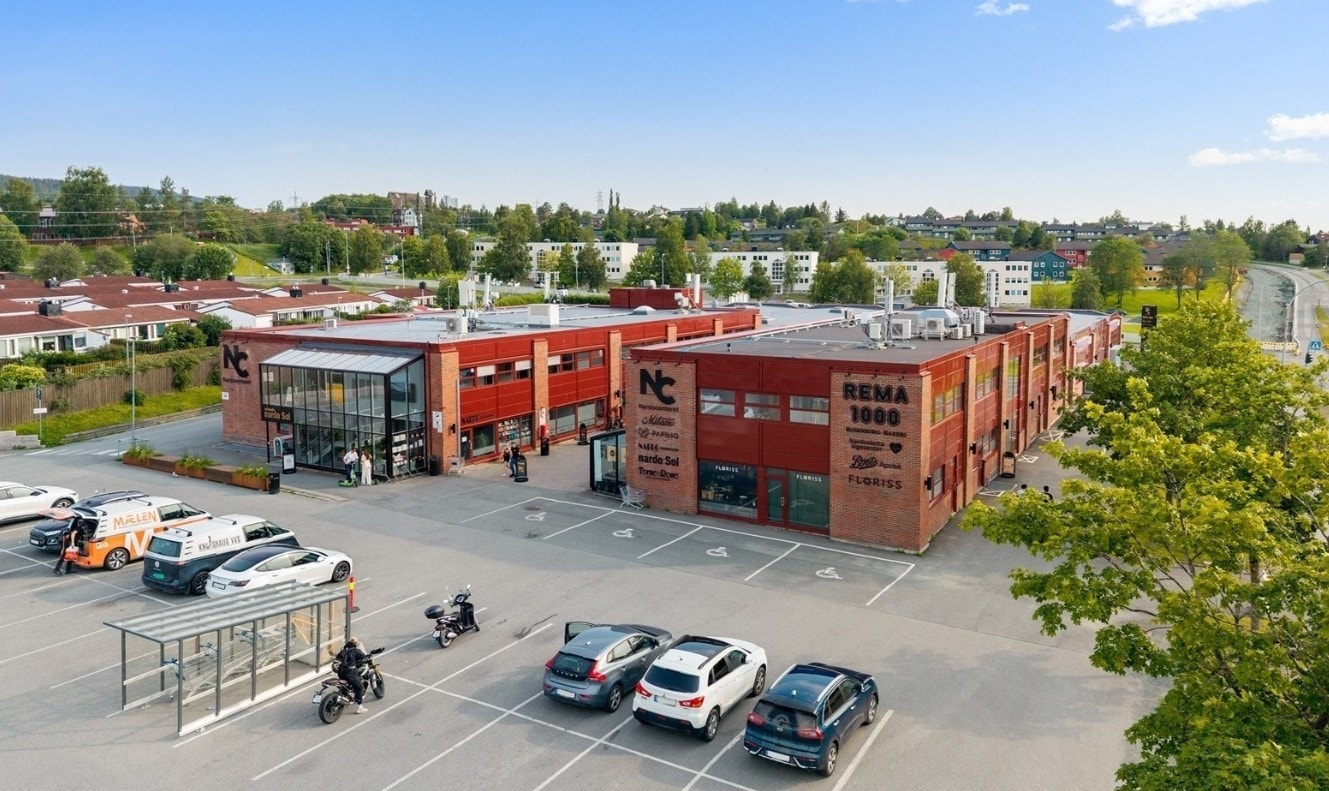 Fra boligen er det kort gangavstand til NardoCenteret, som nås på omtrent 10 minutter til fots. Med bil tar turen kun ca. 2 minutter. Galleribilde