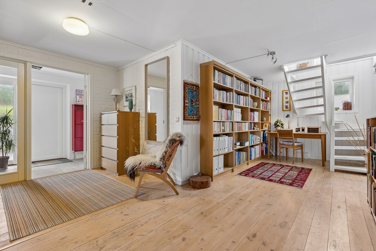Huset har fått betydelige utvendige oppgraderinger. Ytterpanelet er skiftet og boligen er etterisolert, noe som bidrar til bedre energieffektivitet og økt bokomfort. Galleribilde