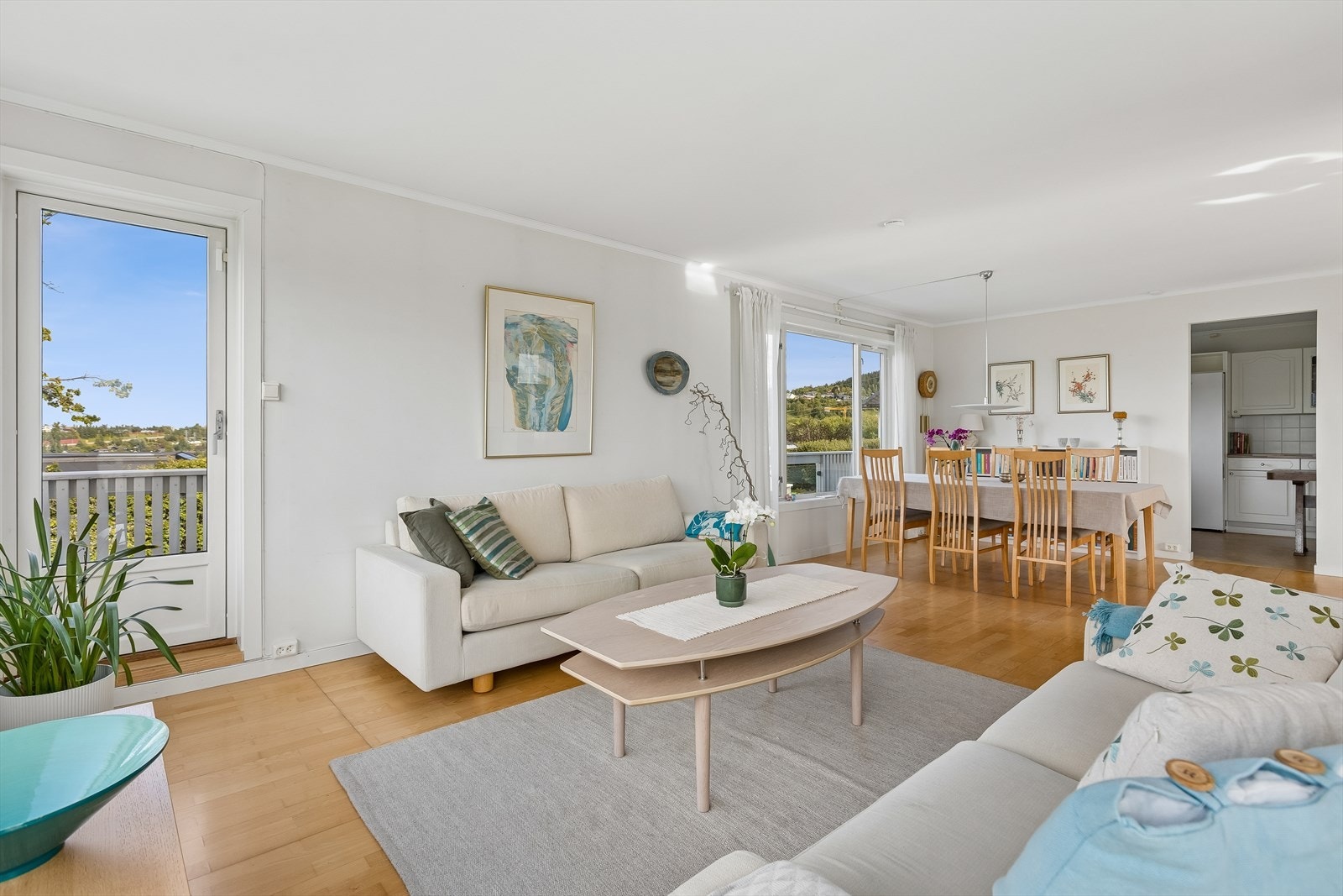 Over to etasjer tilbyr boligen romslige og funksjonelle oppholdsarealer med et BRA-i på hele 204 m². Galleribilde