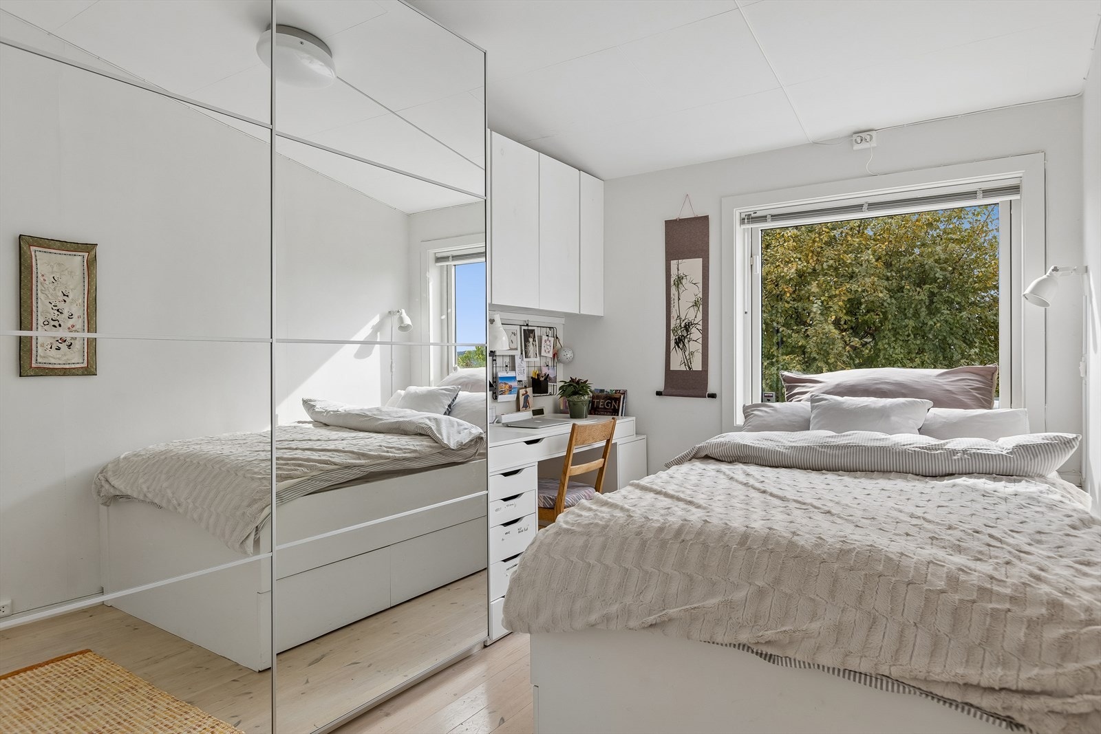 Rommet har god plass til seng, skrivepult og stort garderobeskap, og byr på fleksible innredningsmuligheter tilpasset ulike behov. Galleribilde