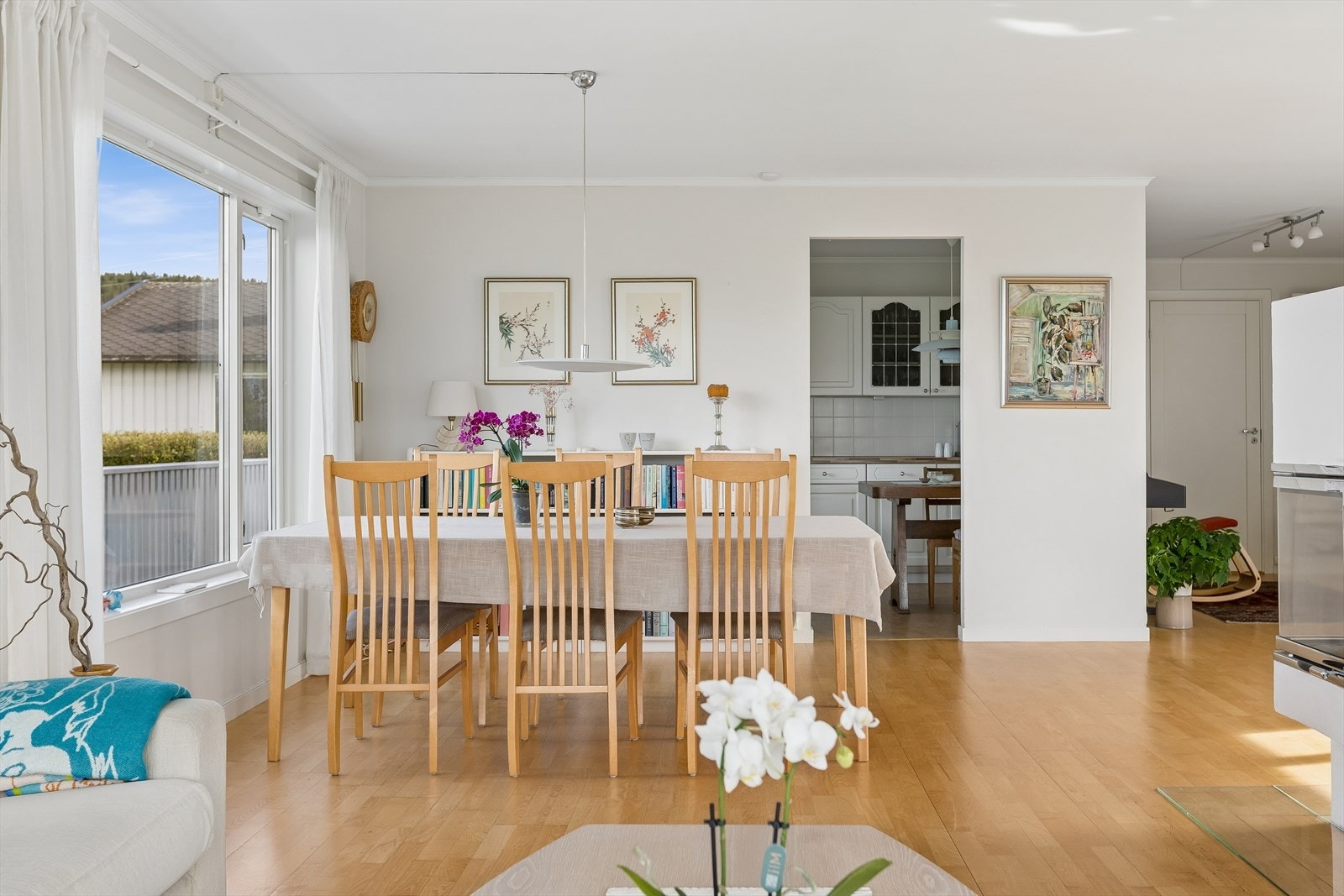 Spiseplassen har en naturlig plassering i tilknytning mellom stue og kjøkkenet, og gir rom for et stort spisebord, perfekt for både daglig bruk og sosiale anledninger. Galleribilde