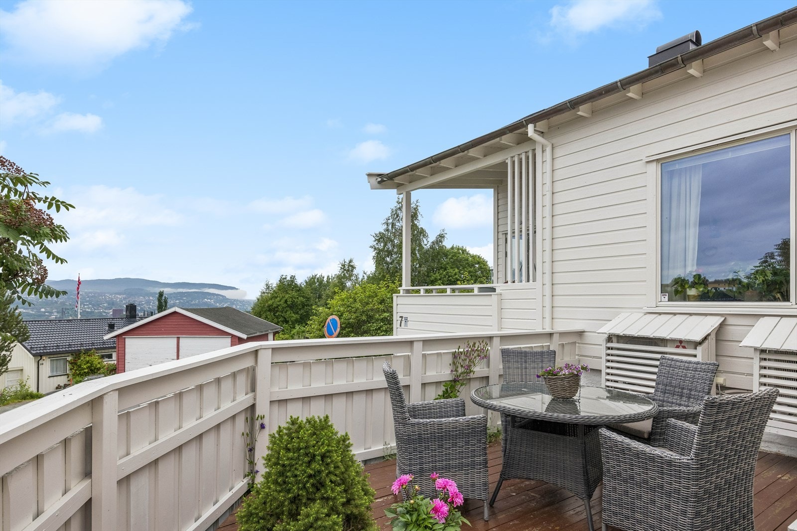 Boligen byr videre på en stor terrasse på hele 33 m², med god plass til flere møbleringssoner. Galleribilde
