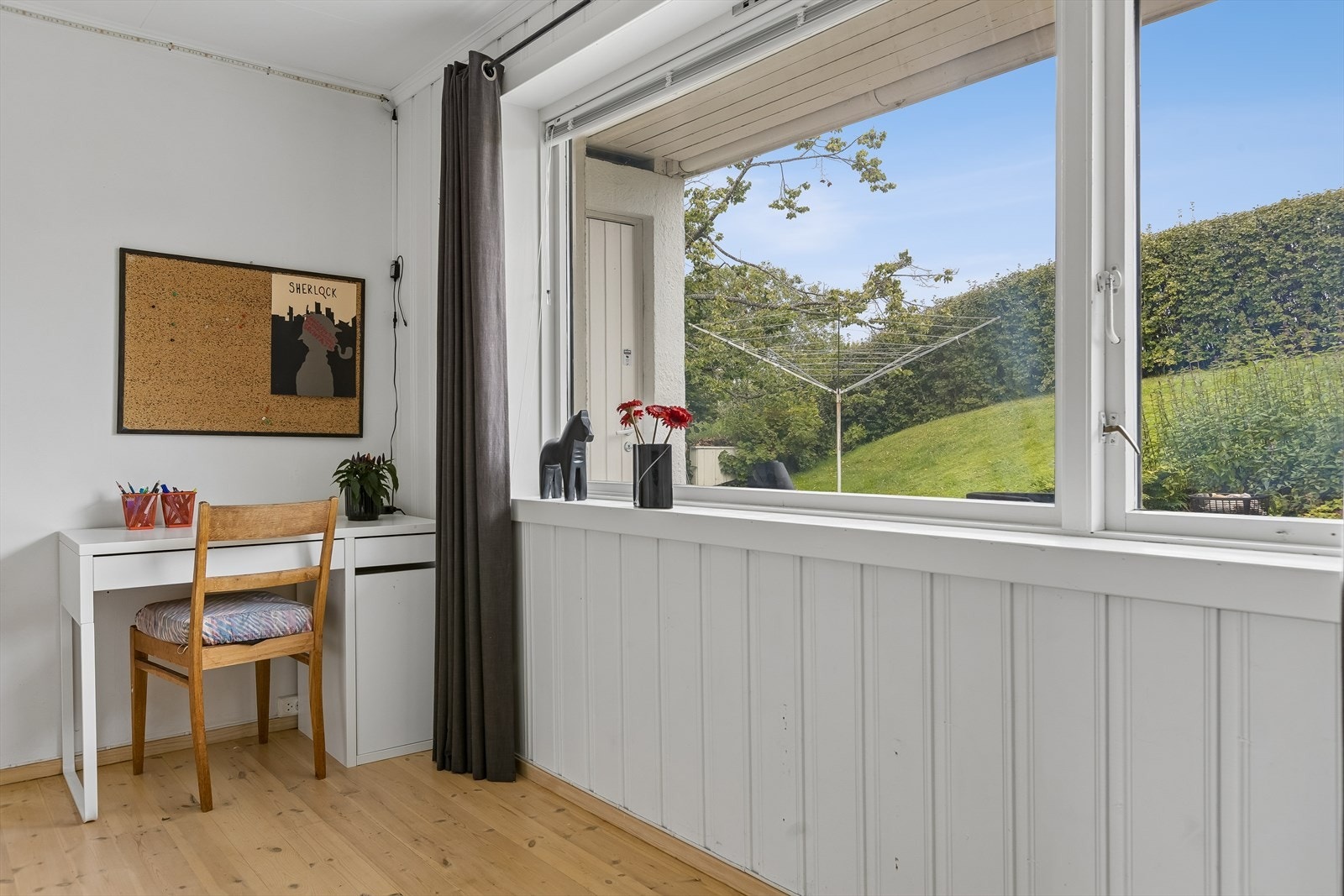 Soverommet vender mot en stille og skjermet hage, noe som bidrar til en rolig og behagelig atmosfære. Galleribilde