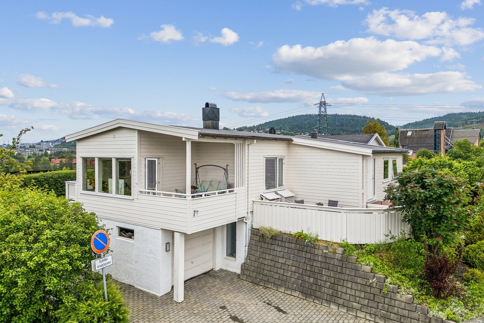 En sjarmerende familiebolig på ca. 596,1 m² tomt, med flere flotte ettertraktede kvaliteter. Galleribilde
