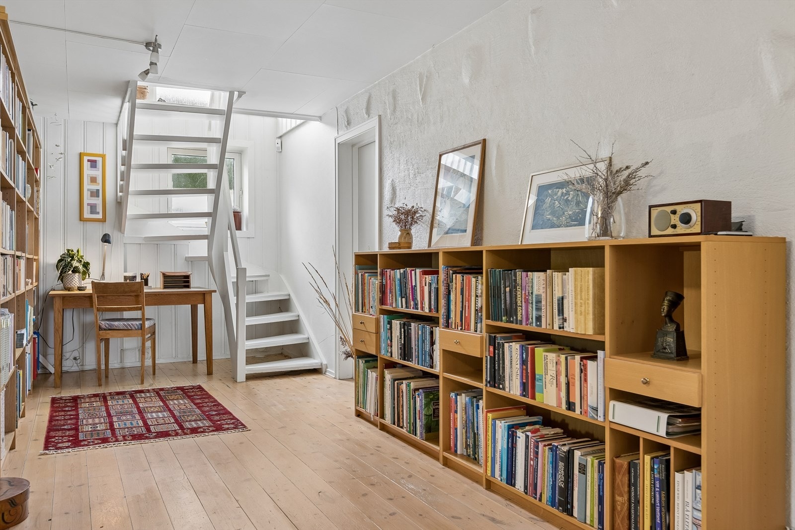 Ned i sokkeletasjen finner du en praktisk romløsning med stor bod, vaskerom, bad og to soverom. Dette gir boligen gode oppbevaringsmuligheter samt fleksible bruksarealer tilpasset familiens behov. Galleribilde