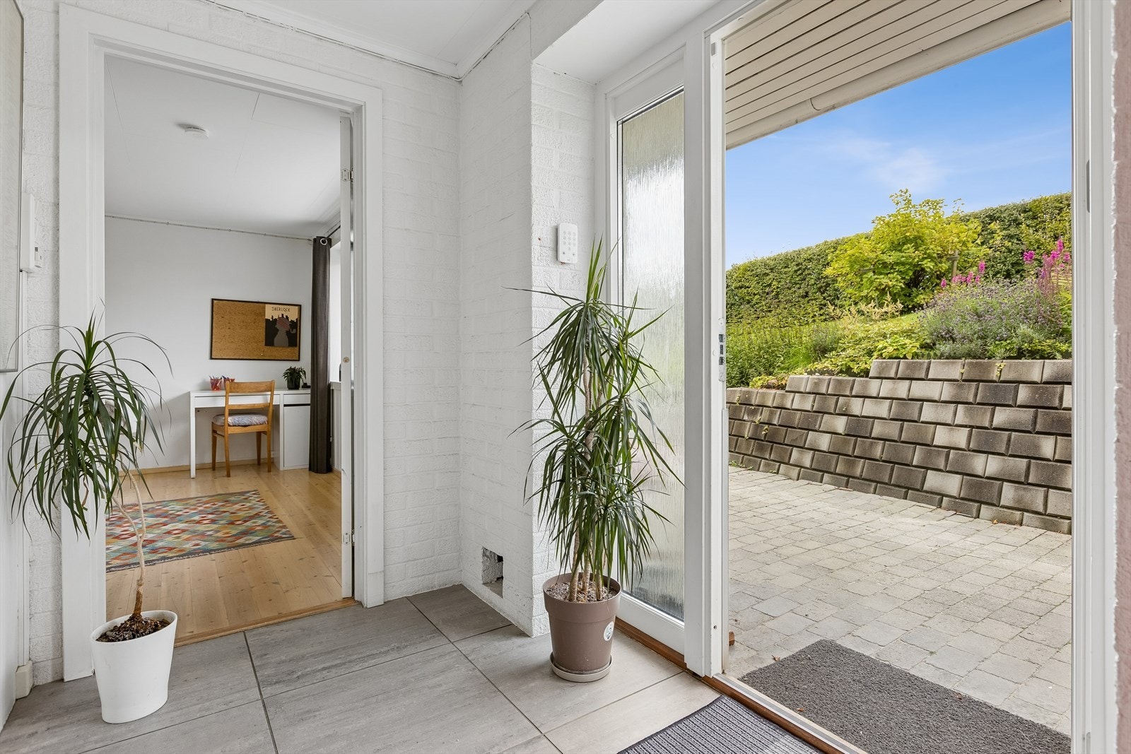 Entréen er romslig og innbydende, med god plass til garderobe og oppbevaring. Dette gir en praktisk hverdag med god plass til yttertøy, sko og øvrig utstyr. Galleribilde