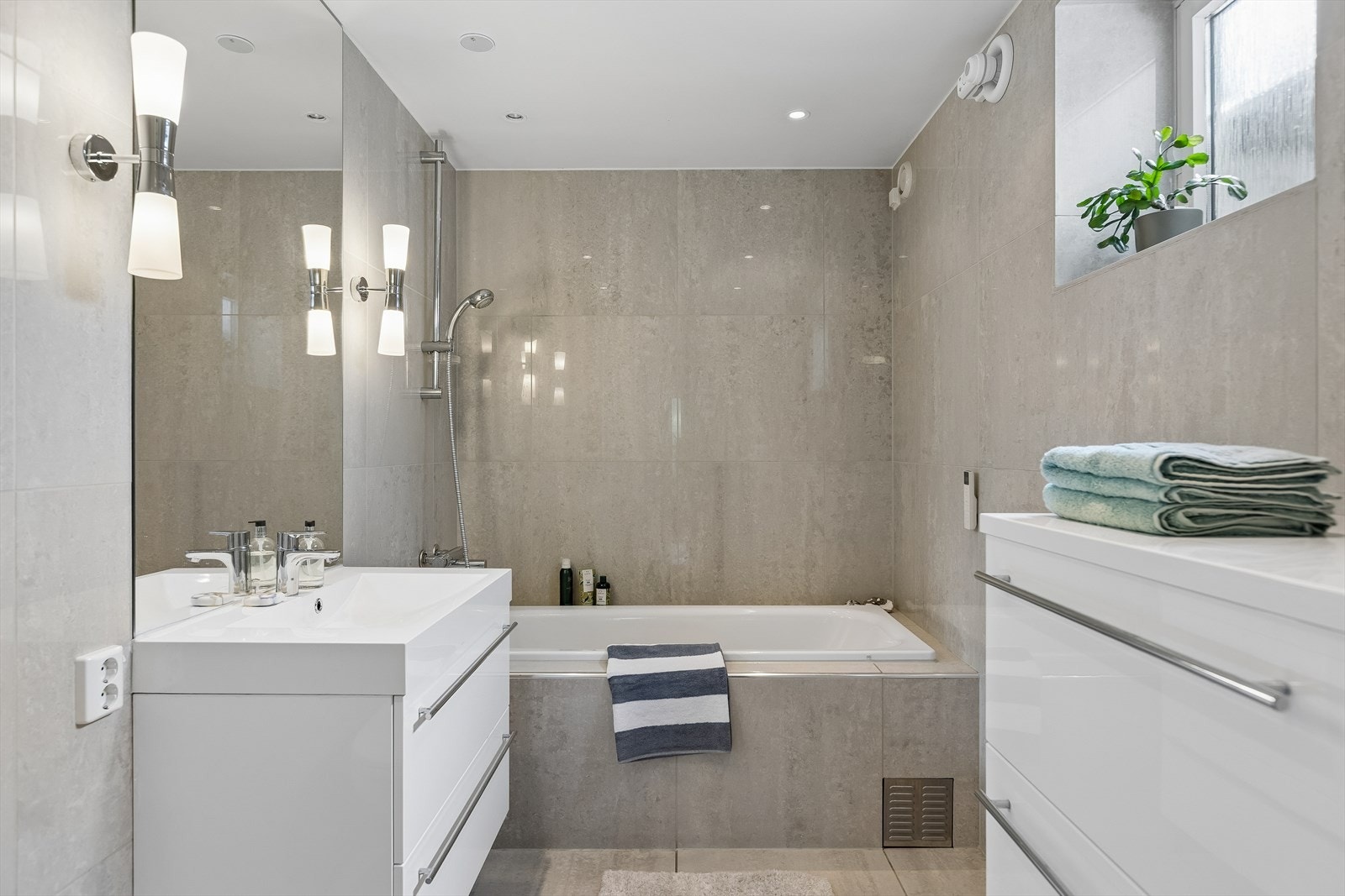 Badet i sokkeletasjen ble renovert i 2010 og fremstår som et funksjonelt og komfortabelt våtrom. Rommet er innredet med flislagt gulv med behagelig gulvvarme, flislagte vegger og malte himlingsplater med integrerte downlights. Galleribilde
