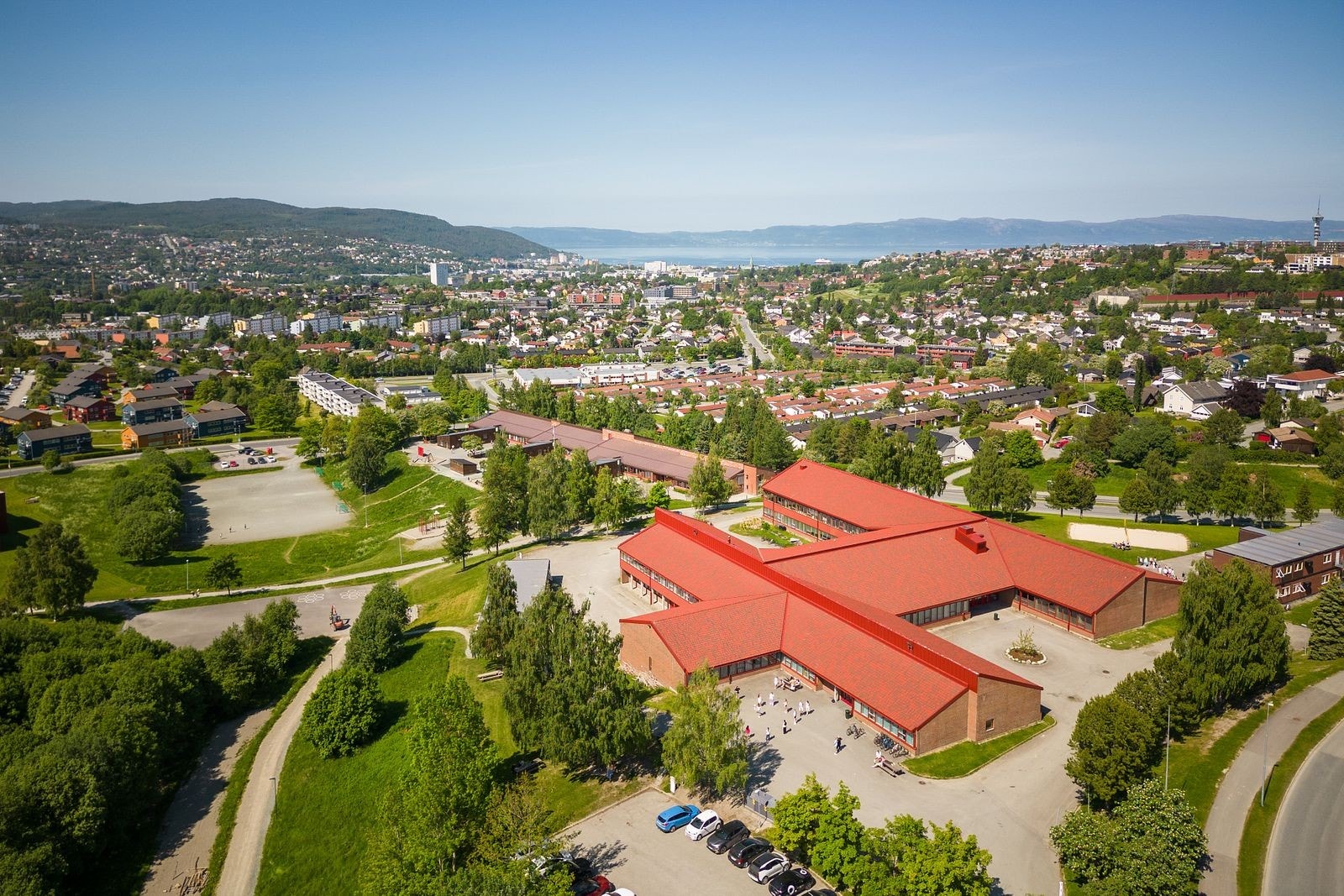 Fra boligen er det ca. 5-10 minutters gange til skolene. Dette gir en enkel og praktisk hverdag for både barn og foreldre. Galleribilde