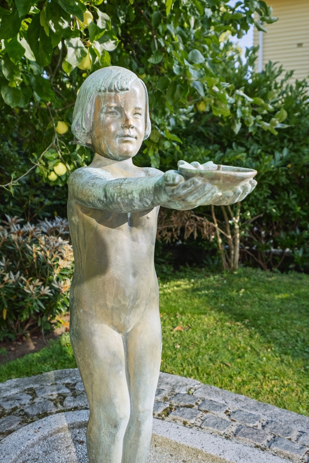 Skulpturen som ønsker velkommen, laget av kunstner Guttorm Pedersen på trolig 1950 tallet Galleribilde