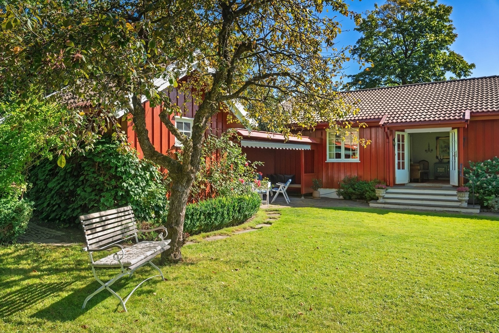 Eneboligen er tegnet av Hans Gabriel Finne (Tommy Finne) og har en herlig tomt som er svært idyllisk Galleribilde