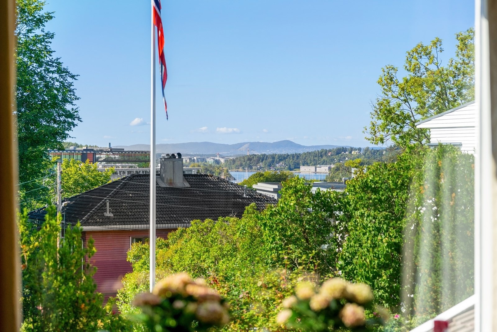 Utsikt mot fjorden Galleribilde