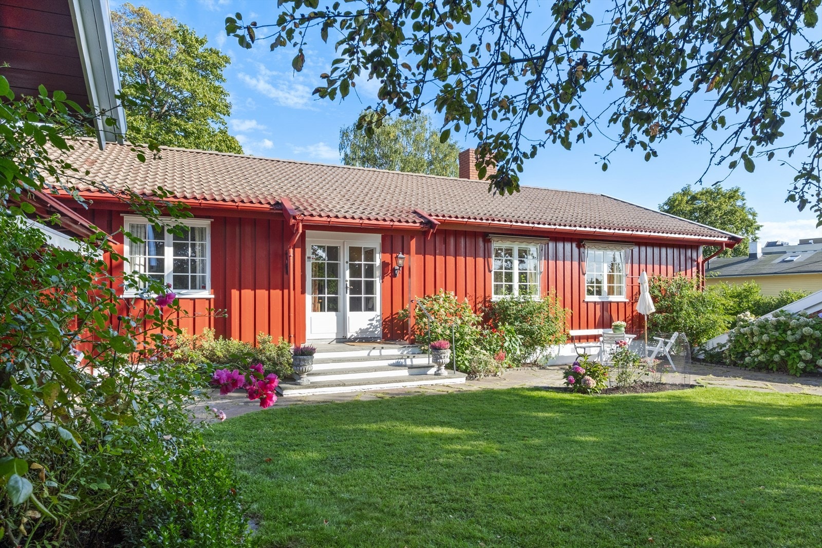 Herlig hage med epletrær og hyggelig beplantning Galleribilde