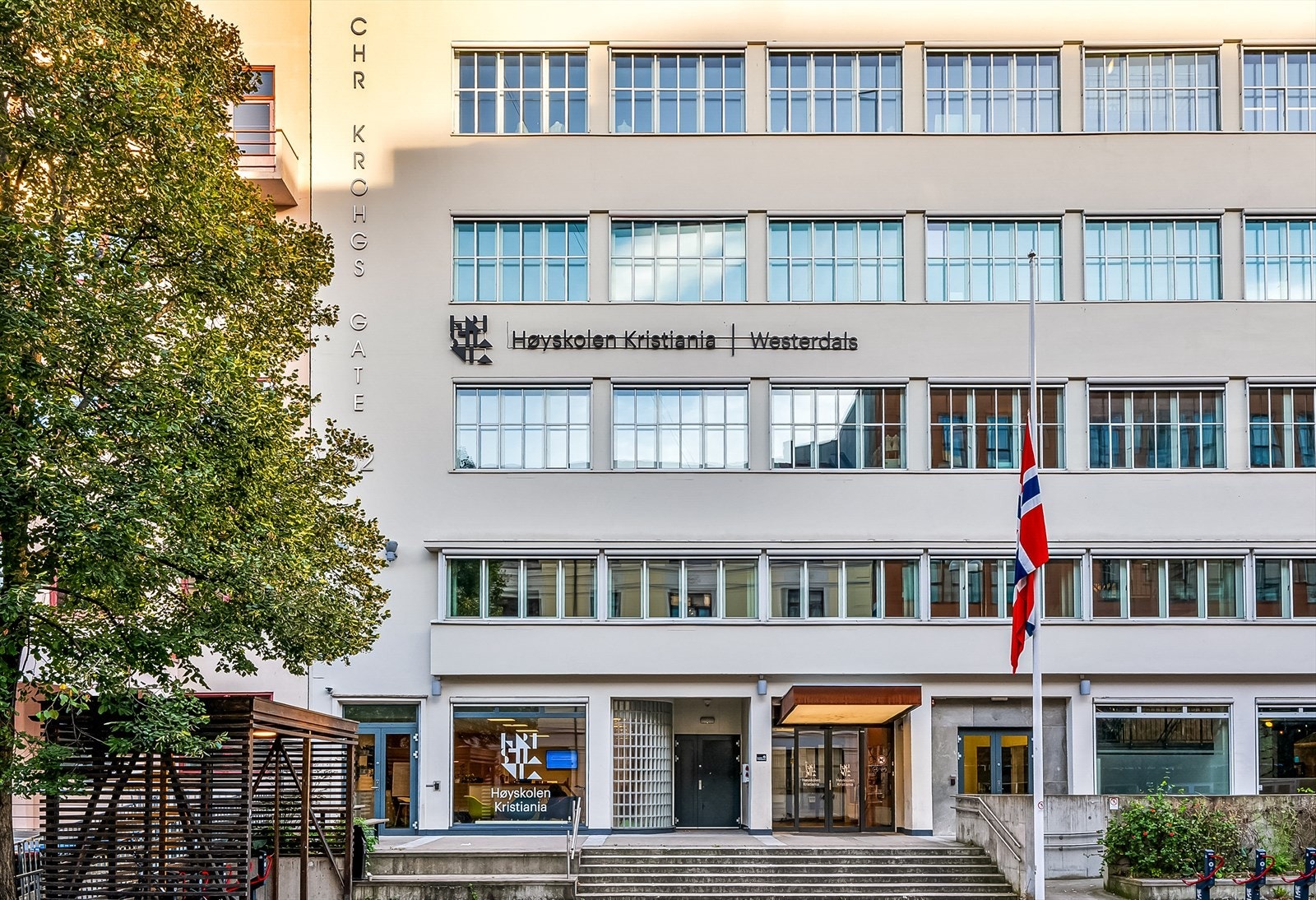 Studentliv og byliv rett rundt hjørnet - med Høyskolen Kristiania 50 m fra leiligheten Galleribilde