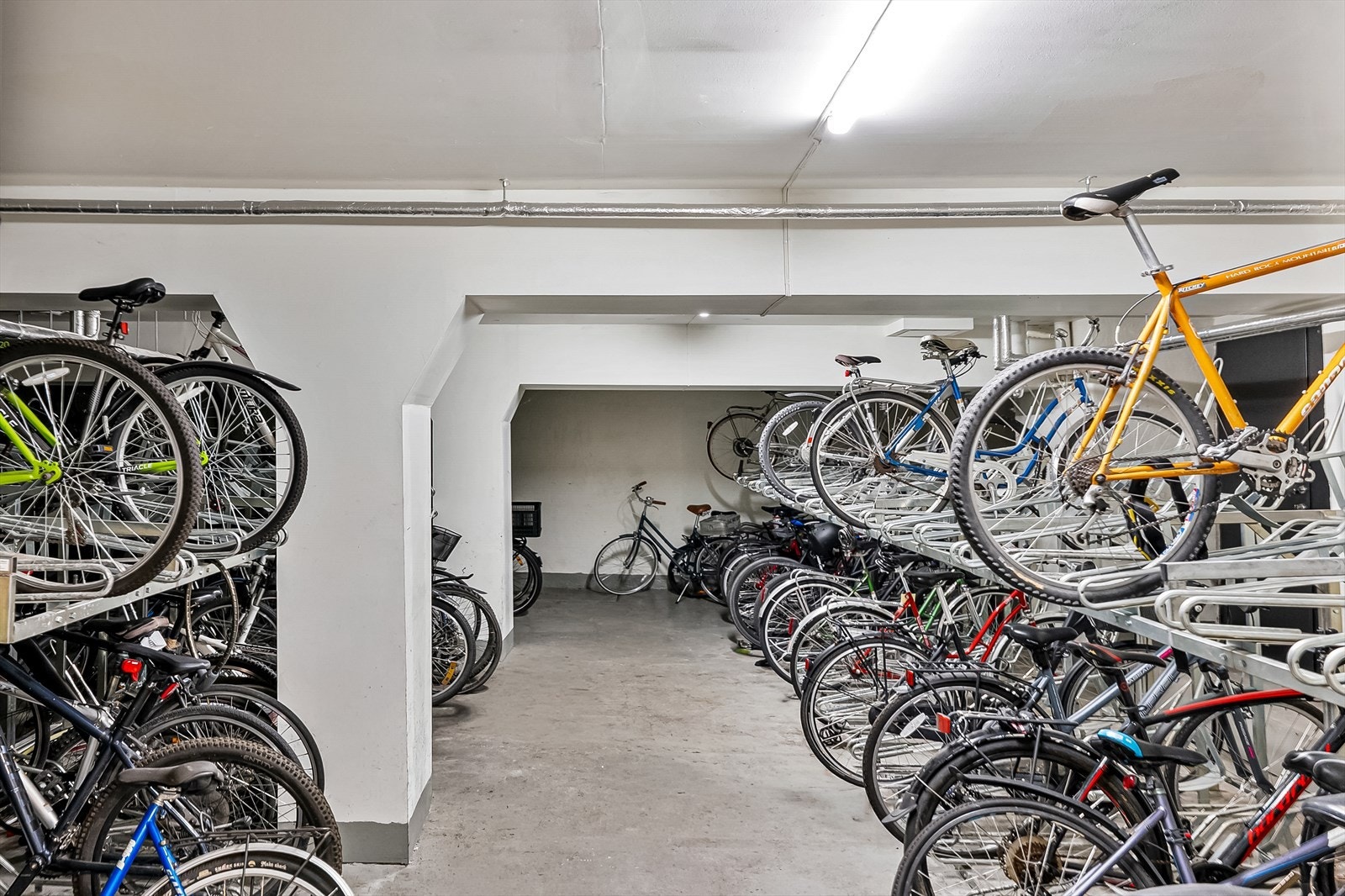 Det er tilgjengelig sykkelparkering til nytte for beboerne i kjeller Galleribilde